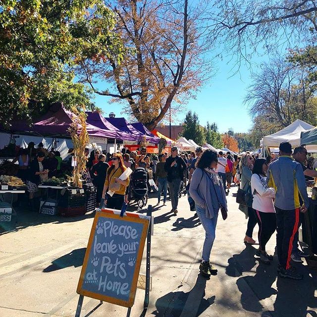 Opening day for the Boulder Farmer’s Market! And it’s a beauty!!! Love supporting local farmers & businesses and then picnicking alongside the creek. Spring has sprung! ☀️ 📸: @boulderfarmersmarket