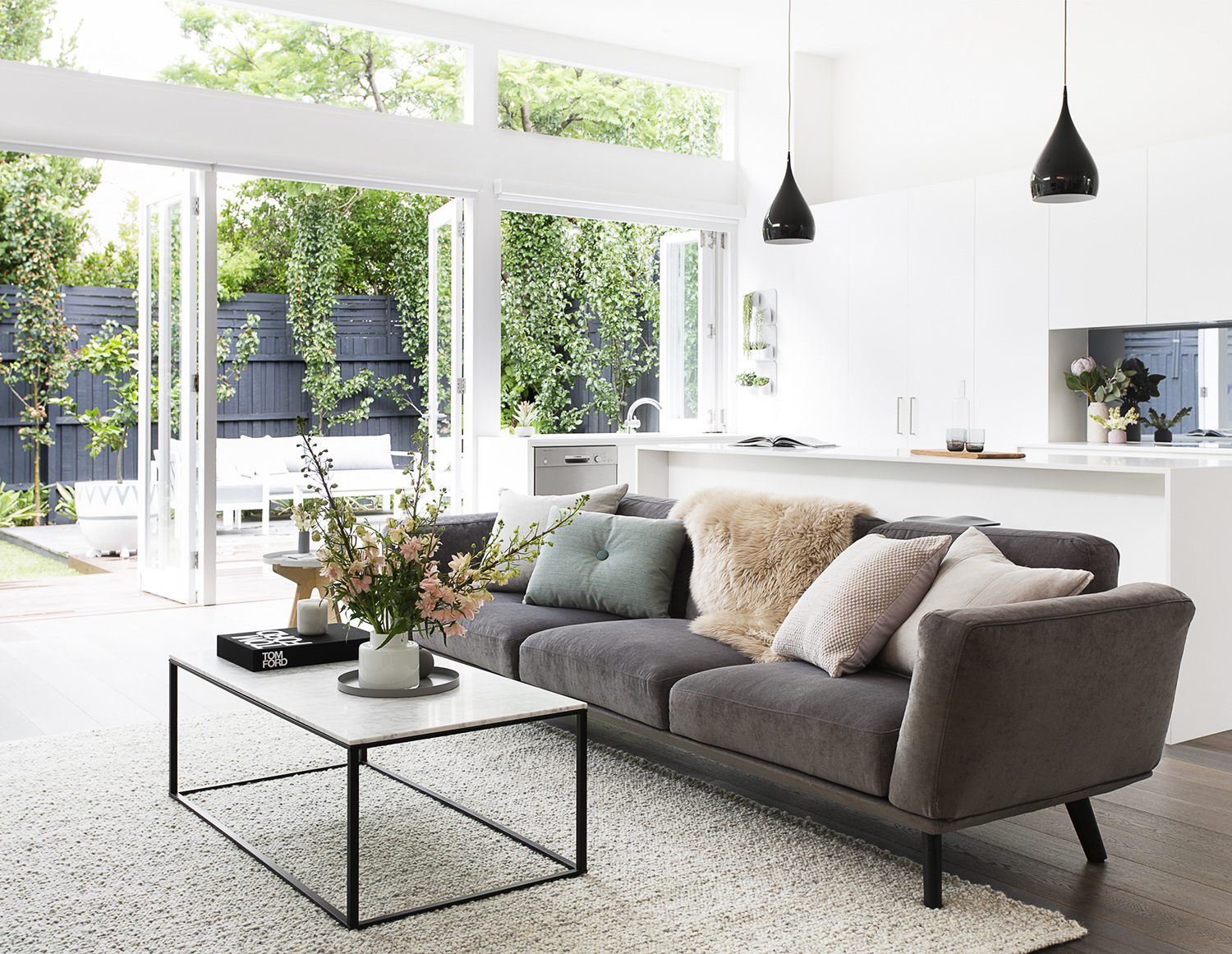 Photography Martina Gemmola / Styling Aimee Tarulli / Interior design Julia Treuel / Minimalista coffee table from Blu Dot