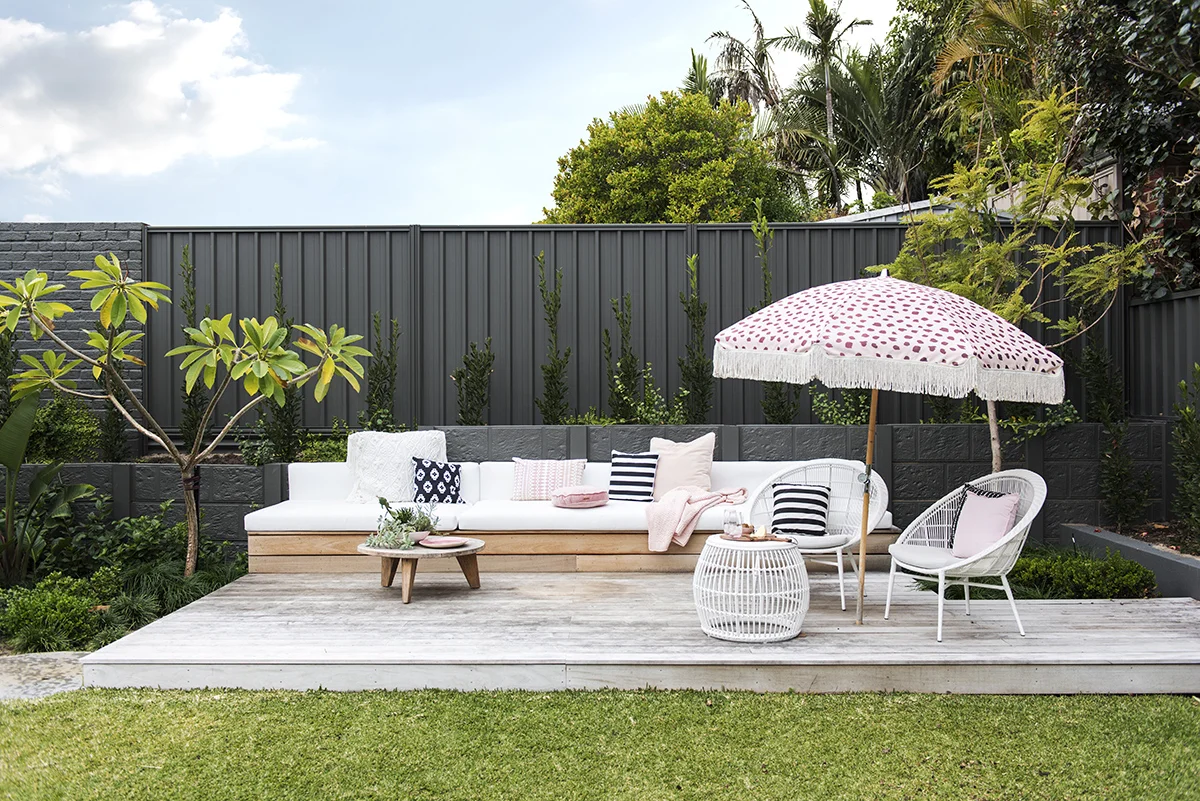 Outdoor lounge belonging to Jenni Farr and designed by Mon Palmer / Photography Claire McFerran