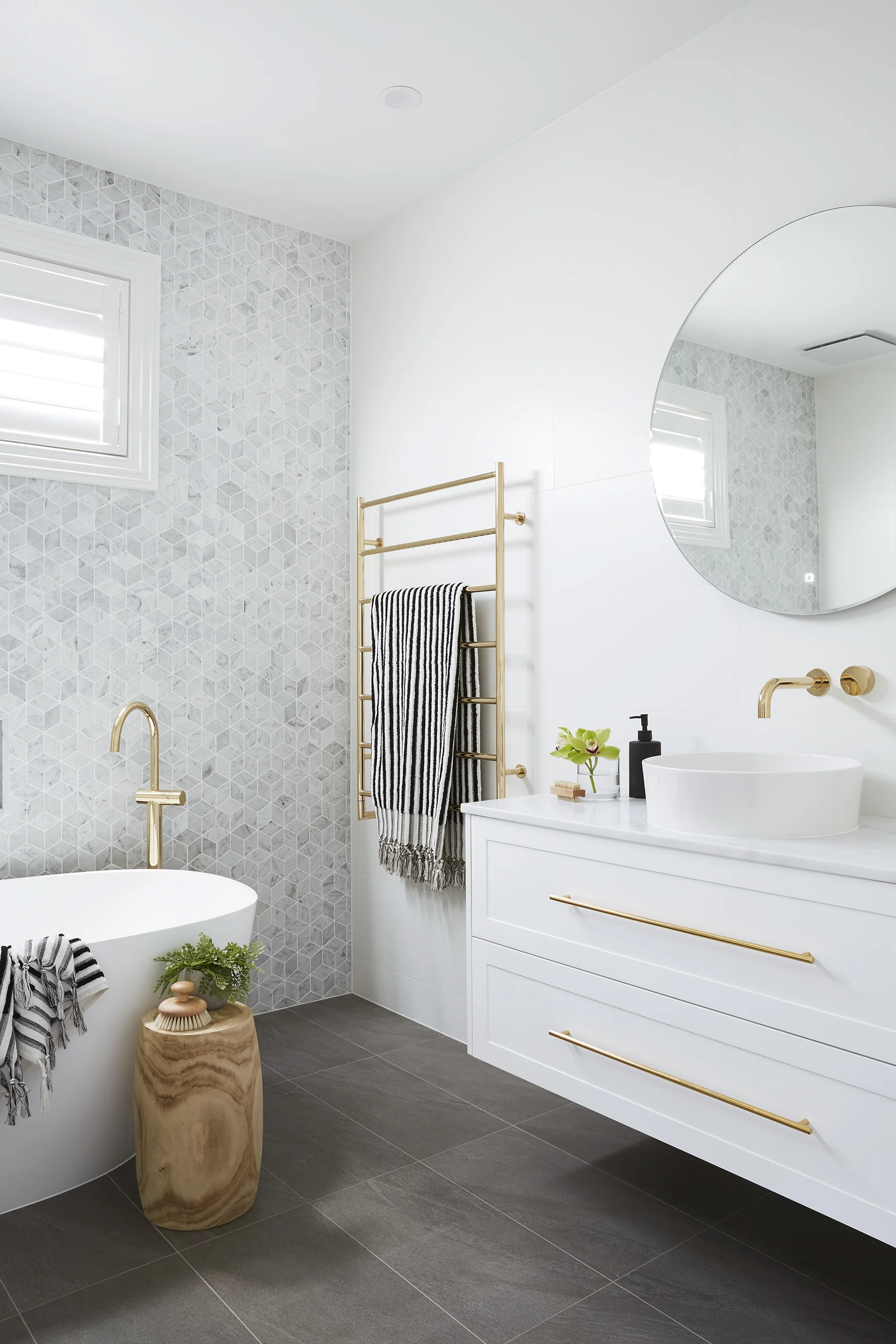 adore_home_magazine_blog_julia_and_sasha_bathroom_marble_luxe_photography_annette_obrien.jpg