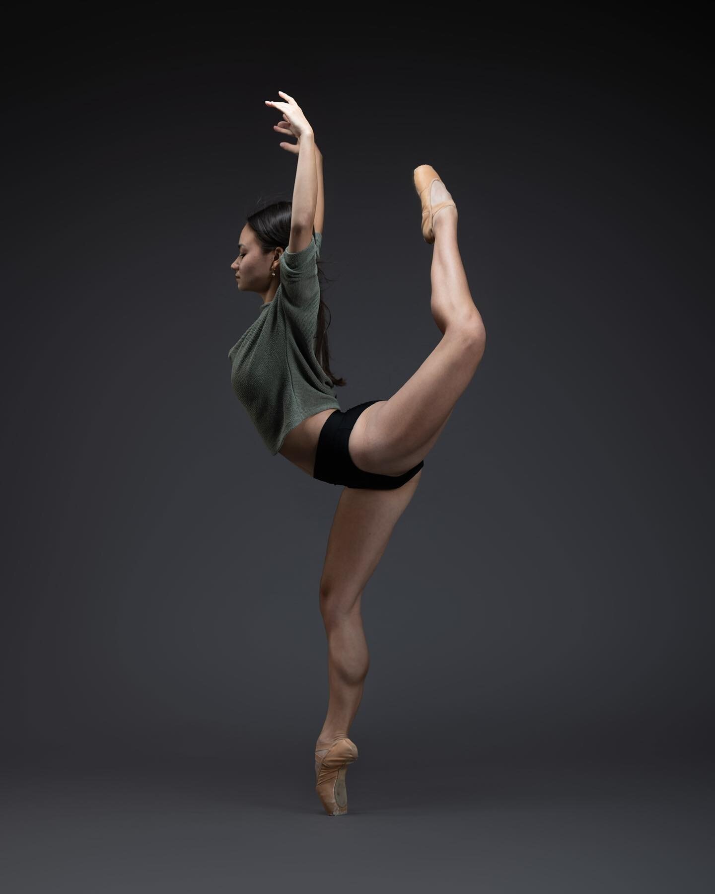 Happy Monday! Hope everyone had a wonderful weekend! 💐 // @gabi.lukasik 😍 // 2020 
_________________________________________
#candidlycreated #franciscoestevezphotography #photoshoot #balletdancer #photography #balletpost #artist #ballerina #ballet