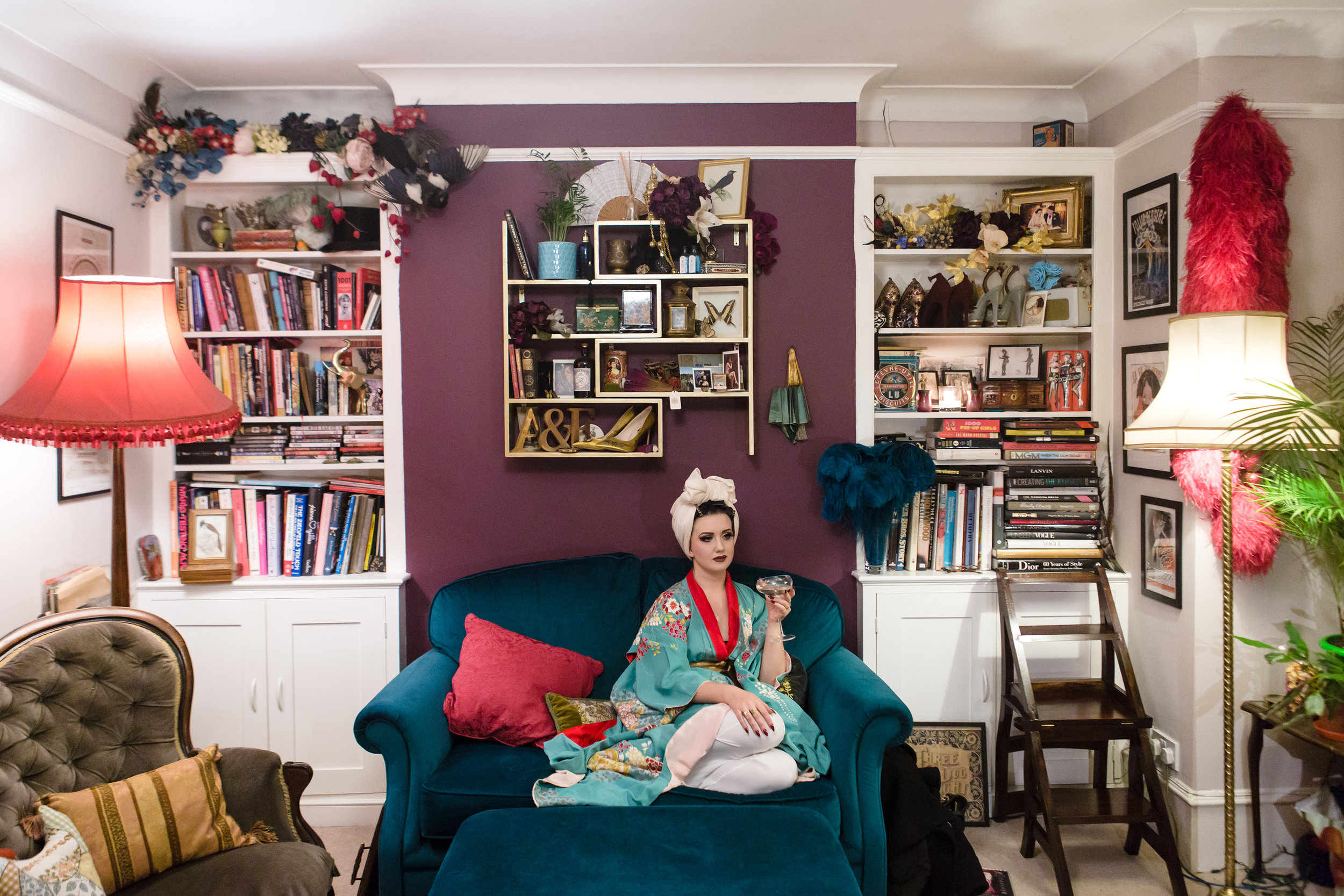  Burlesque dancer Eliza DeLite at home before her show. London, UK 