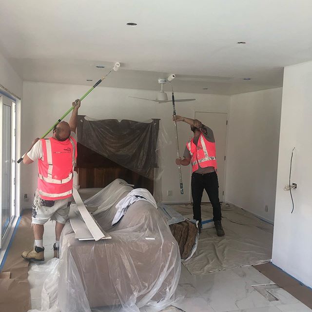 Coming into summer ☀️we start thinking about the changes we want around the home 🏡
 The best thing to change the feeing or appearance of your home is a fresh new professional paint and colour change 🎨

Mark and Marie have chosen Black white ceiling