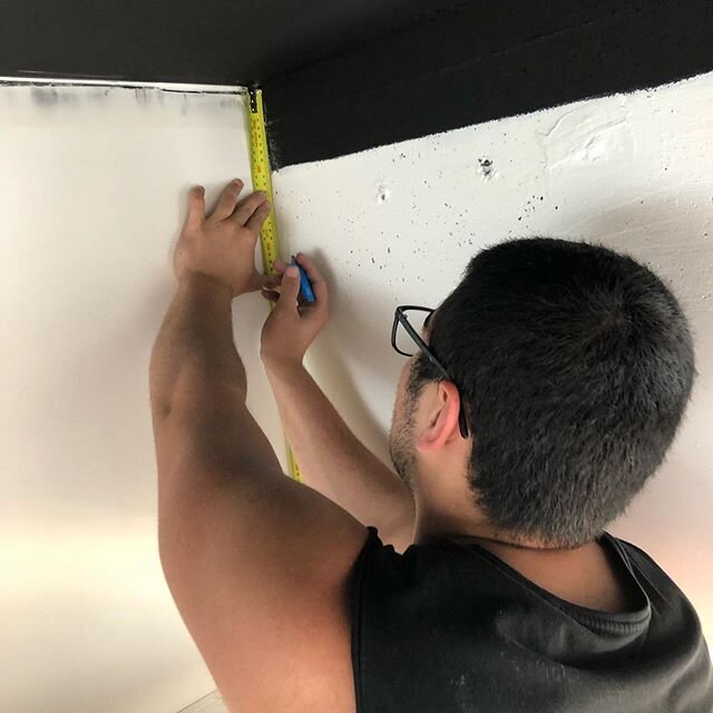 Anyone can paint ..
The difference is in the detail

100ml black detail around the parameter walls to finish off a perfect job. .
.
#painting #resene #blackceiling