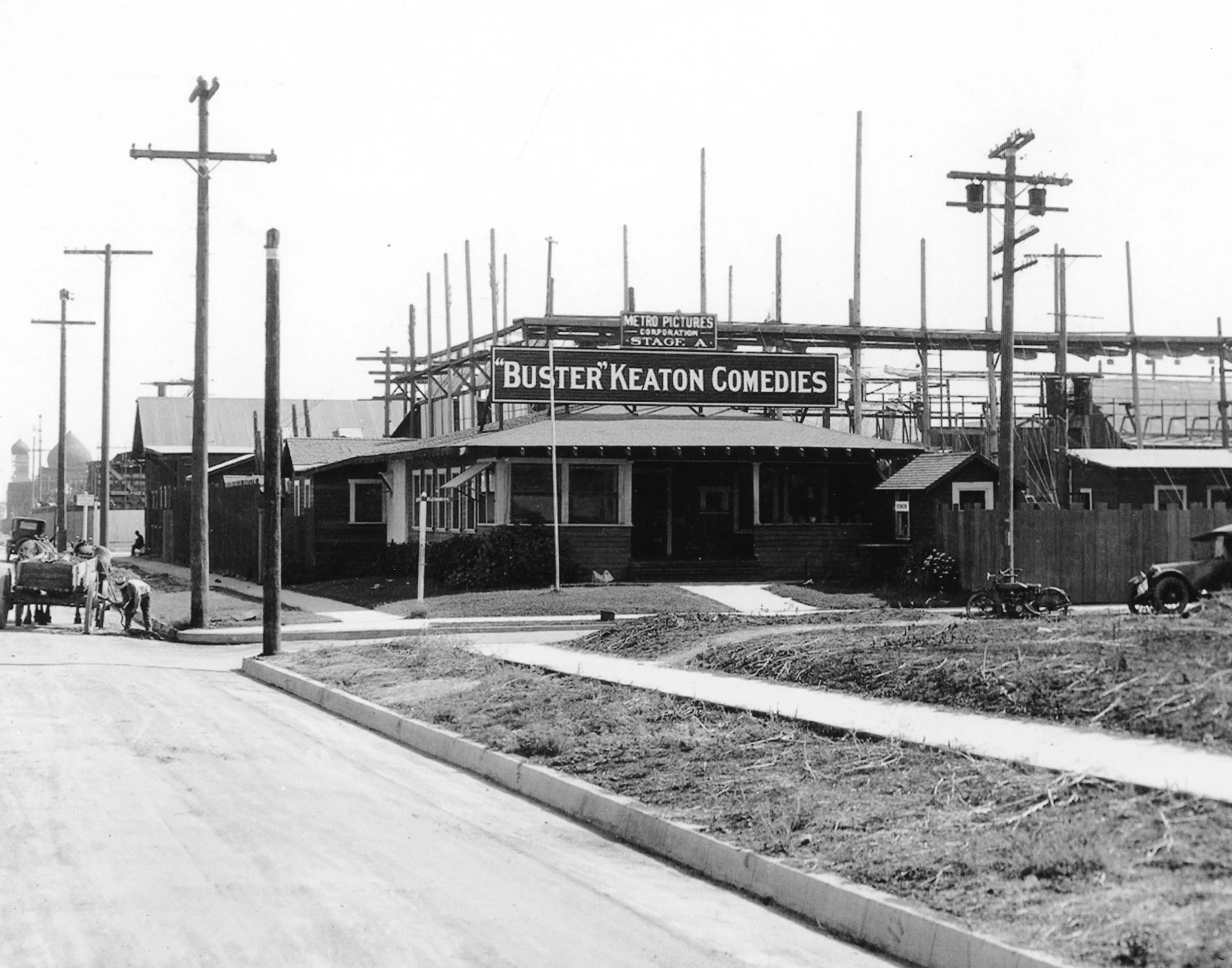 KEATON STUDIO 1920 PHOTO CREDIT-Bison Archives