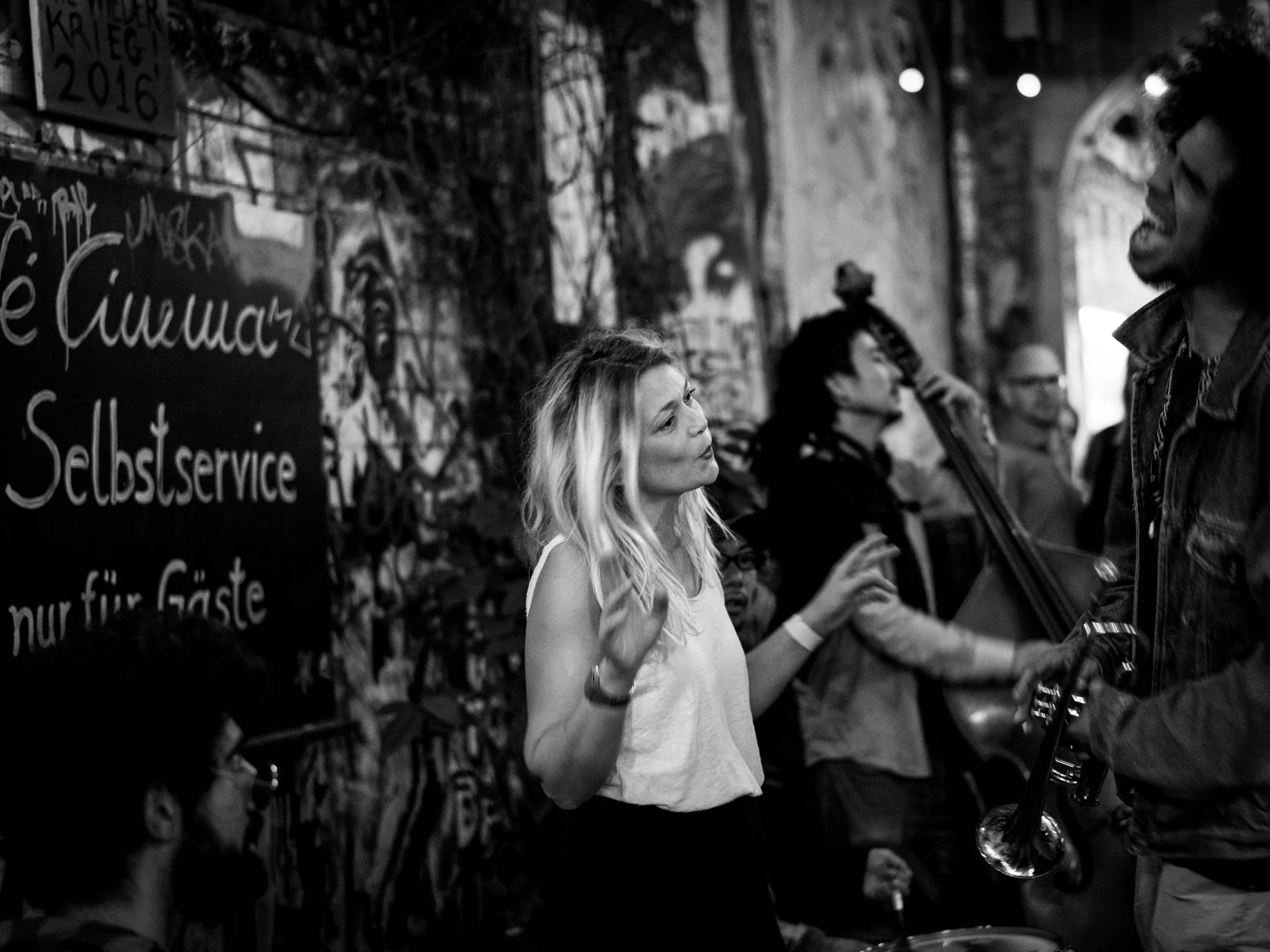 Anna Ahnlund sings jazz with some street musicians after the show.