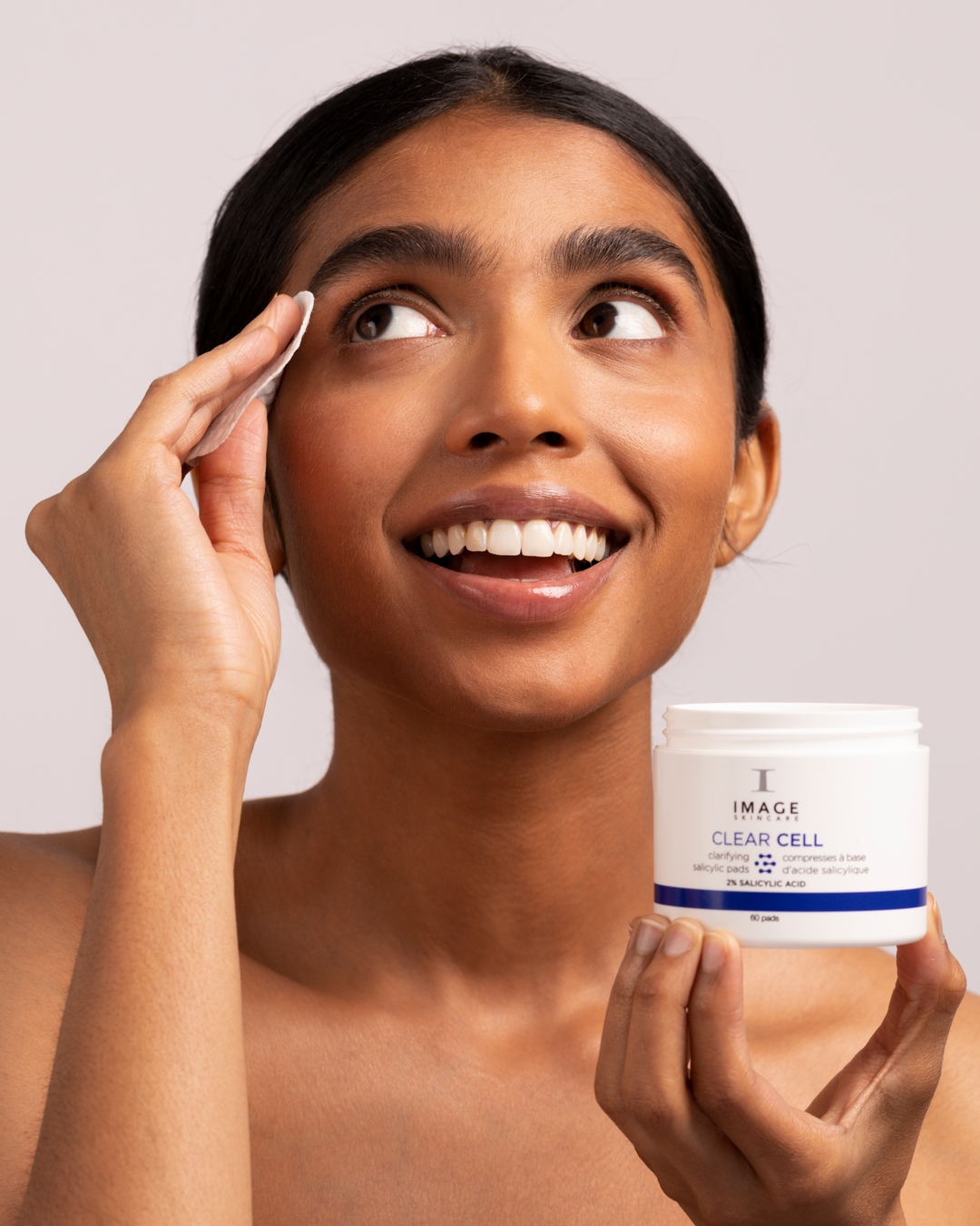 CLEAR CELL Salicylic Clarifying Pads - Lifestyle_Female