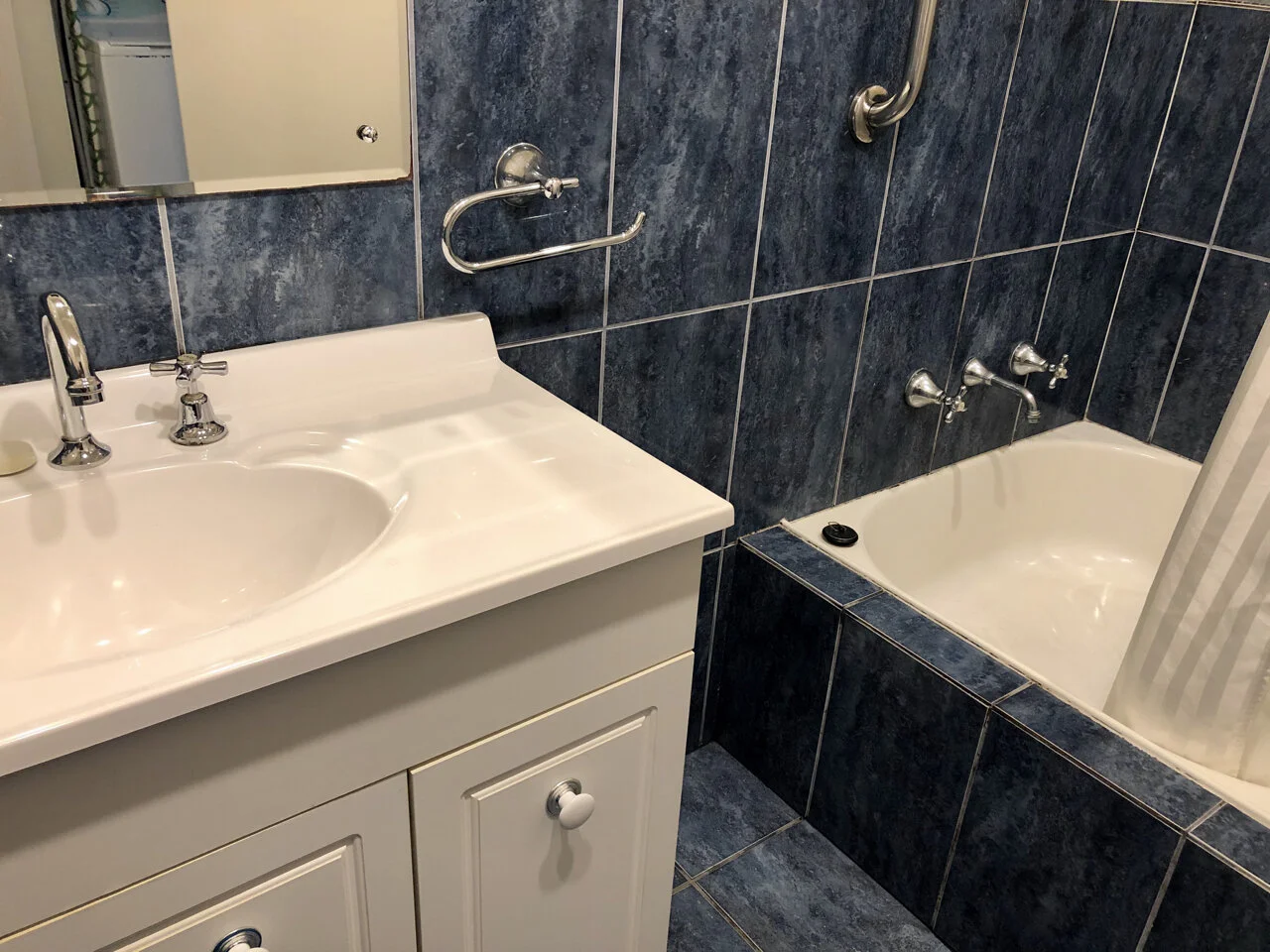 Bathroom with sea blue decor