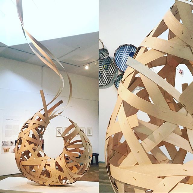 Absolutely loved this piece by @annemarieosullivanbaskets 
It showcases the natural flexibility of the wood -capturing the fine line between tension and broken-and is the main attraction for me when I&rsquo;m working with veneer 
#basketry #woodsculp