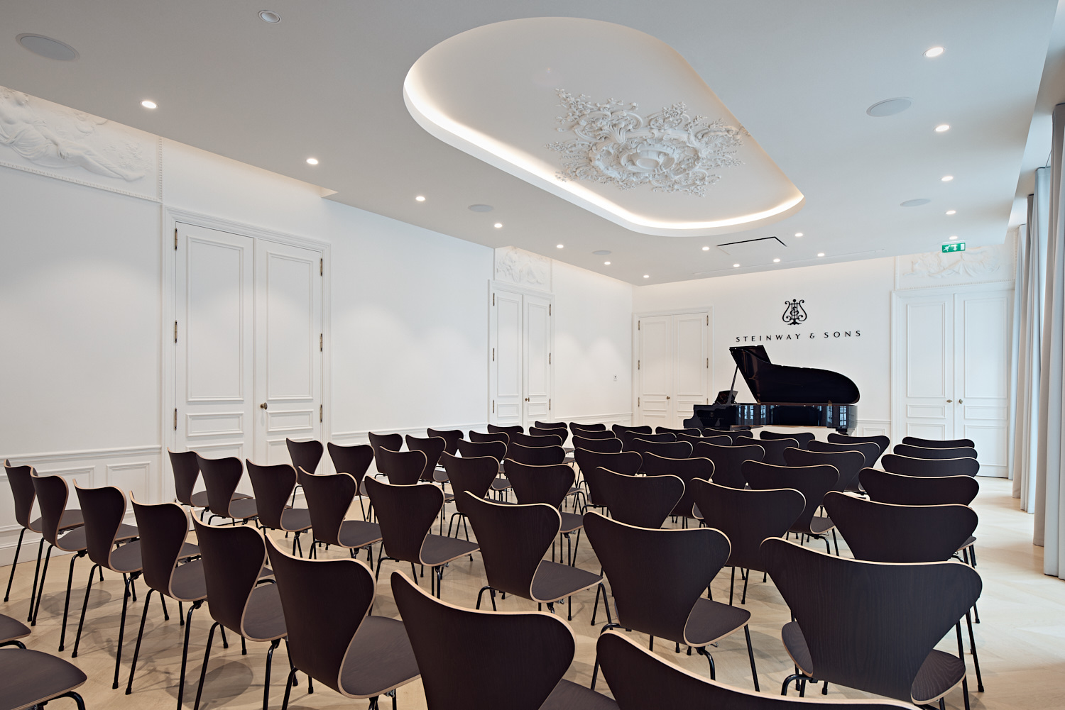 Showroom Steinway & Sons