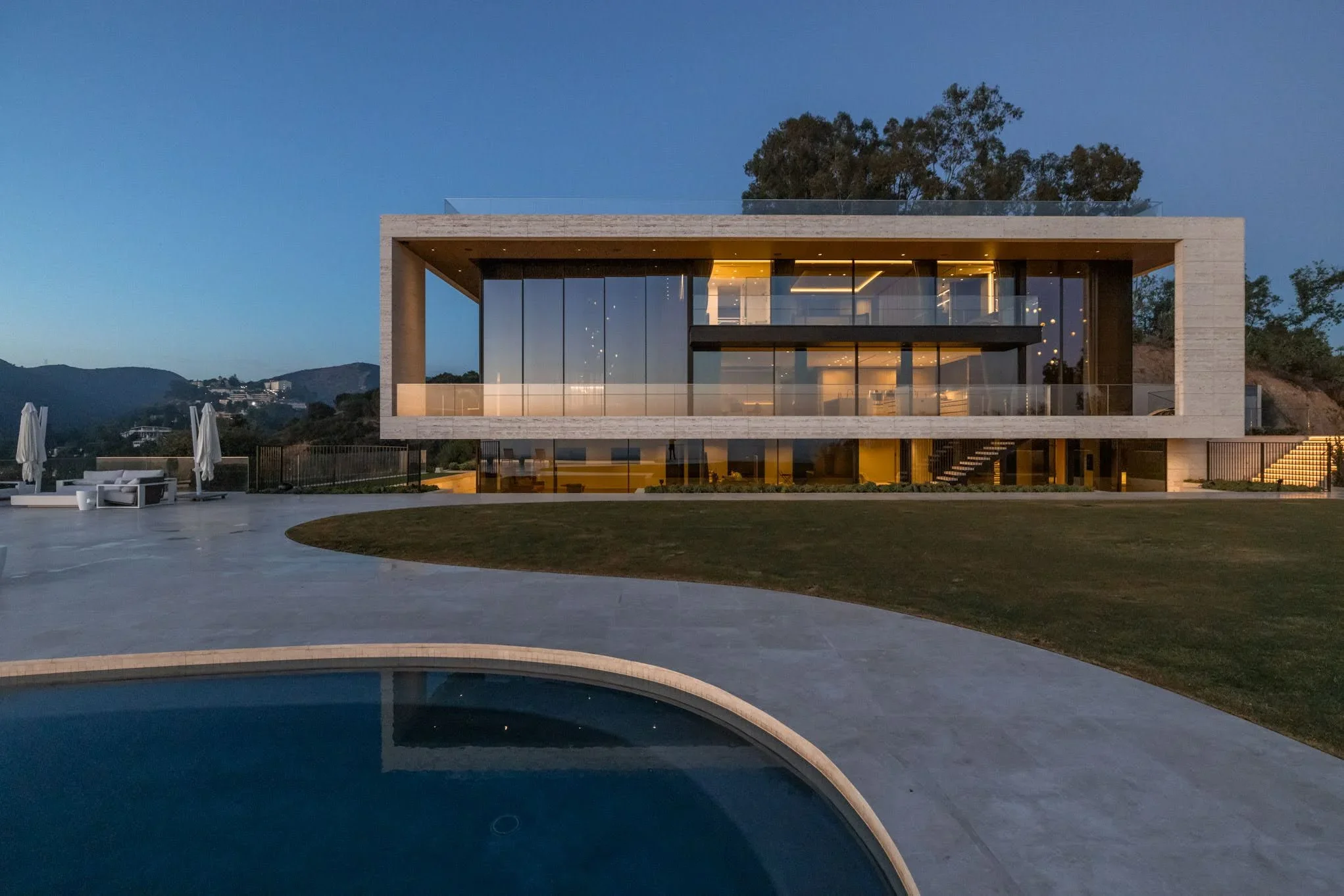  THE GETTY HOUSE ARCHITECTURAL ESTATE FOR ACTIVATIONS: Brentwood  Brentwood architectural estate, ideal for product releases, corporate events, immersive experiences, and pop-ups.