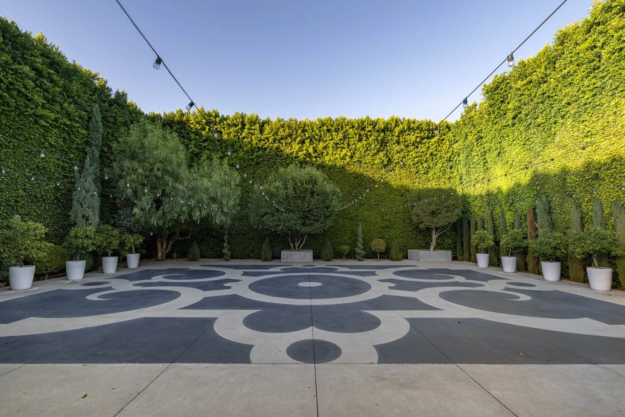  EVENT VENUE FOR OUTDOOR EVENTS #21: Highland Park  Highland Park furnished venue with chef kitchen, ideal for al fresco dinners, receptions, and filming.
