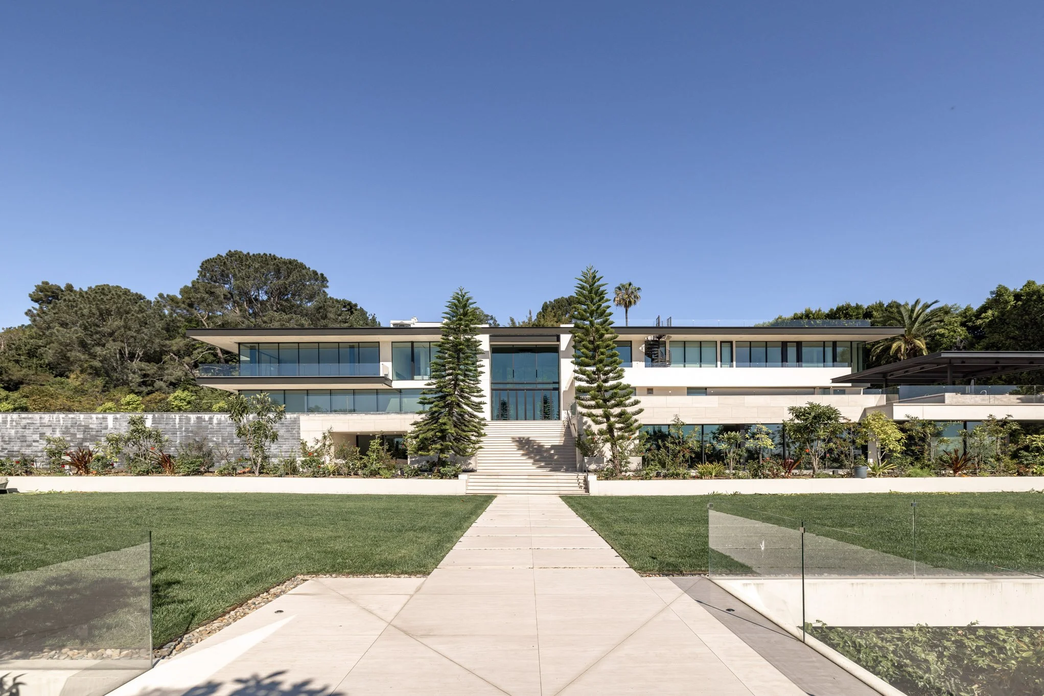  BEL AIR ESTATE: Bel Air 
34,000 SF Modern Estate Filming & Event Venue