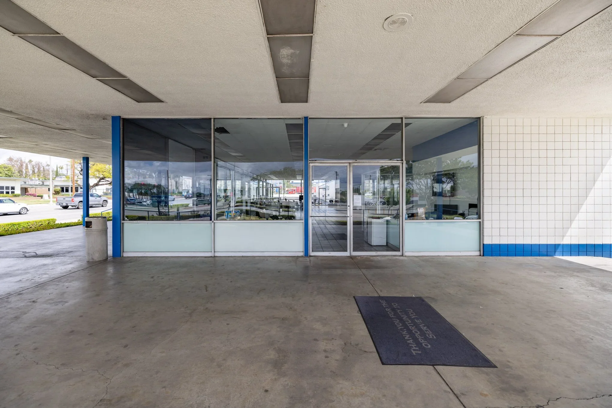  CAR-SHOWROOM OFFICE FOR FILMING #17: Alhambra  Alhambra office, ideal for photo shoots, content creation, filming, television, and commercials, in Los Angeles.