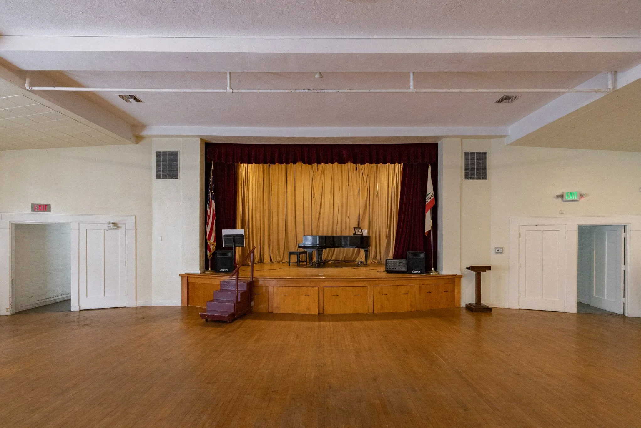  COMMUNITY CENTER FOR PRODUCT FILMING #1: Hollywood  Hollywood community center, ideal for corporate events, ideal for filming, commercials, tv shows, and photo shoots, with parking in Los Angeles.