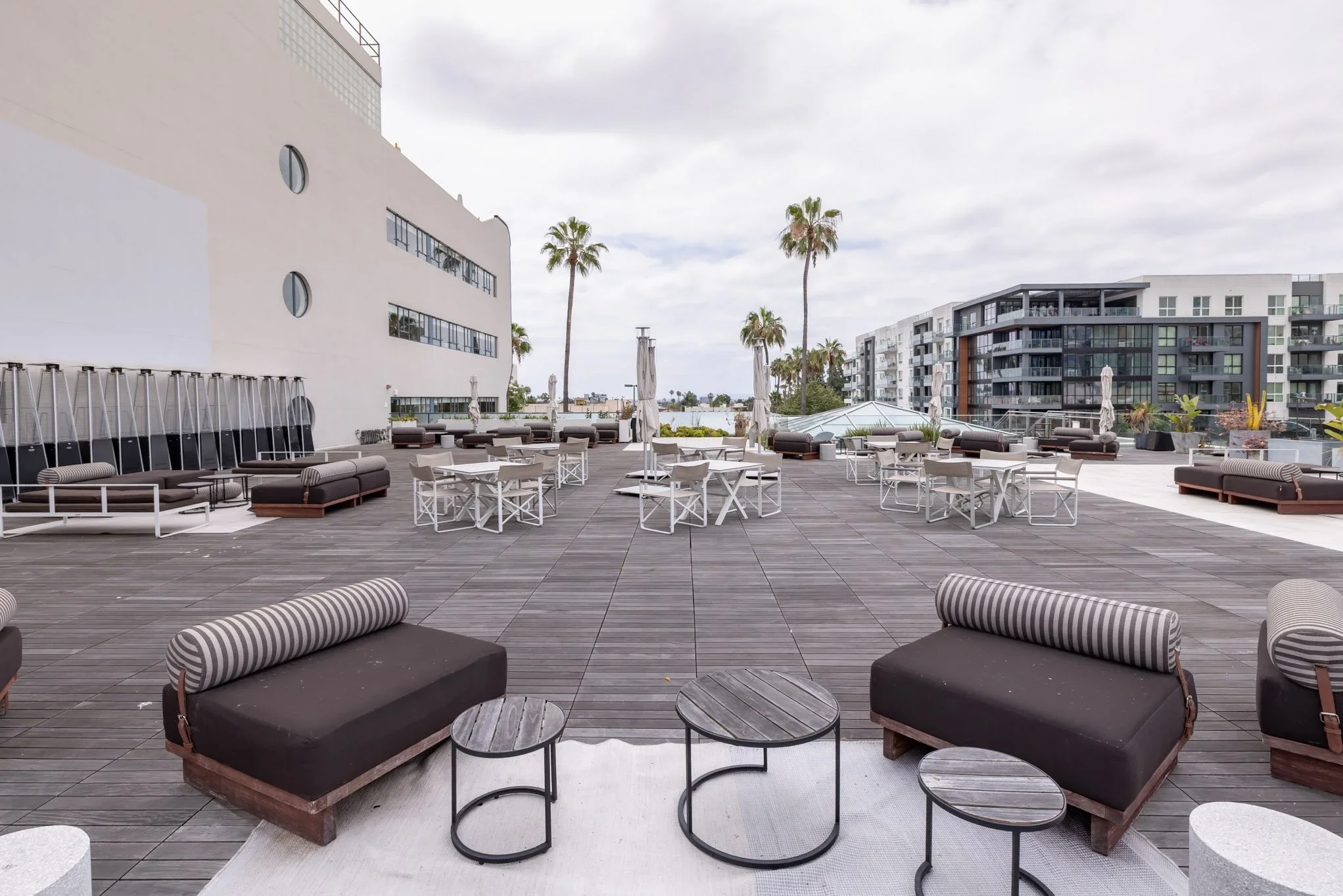  OUTDOOR EVENT VENUES   Rooftops, courtyards, and open-air event venues across Los Angeles 