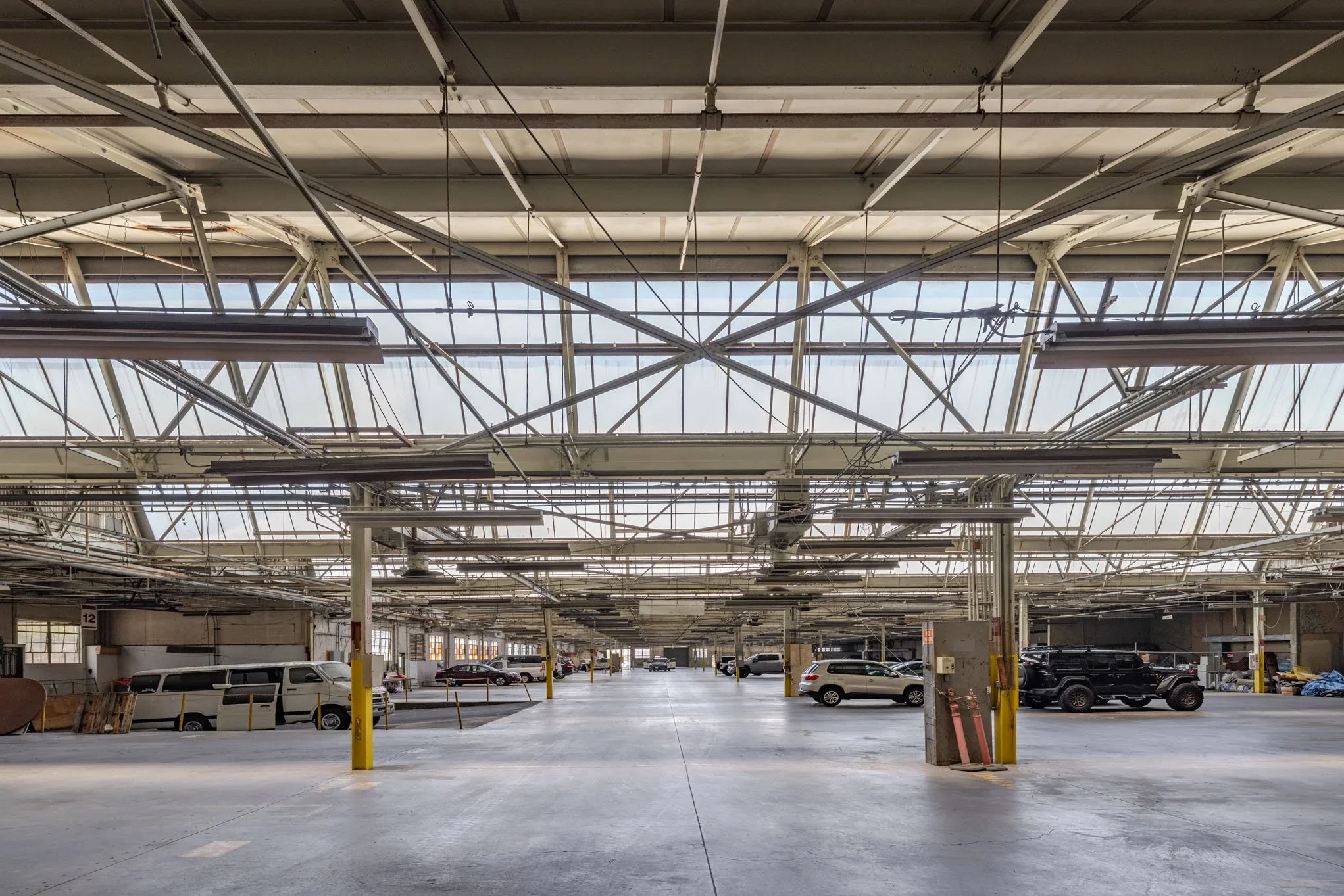  WAREHOUSE WITH FOR EVENTS AND BASECAMP #2: South Los Angeles  South LA warehouse with a column-free floor, roll-up doors, and XL parking, ideal for events, basecamp, product launches, pop-ups, and filming.