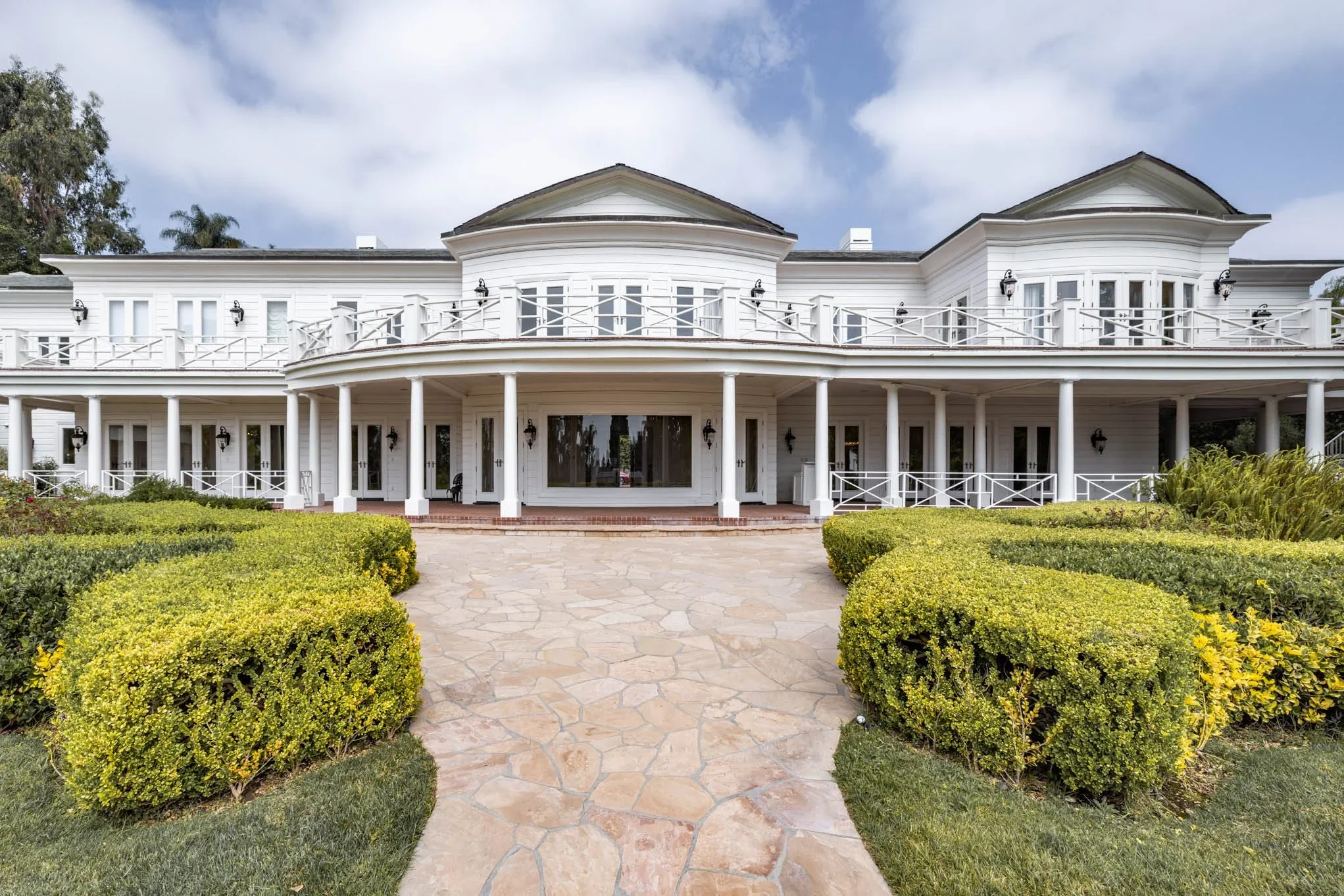  SUNSET MANSION: Bel Air 
Bel Air-Holmby Hills Estate with Resort-Style Amenities