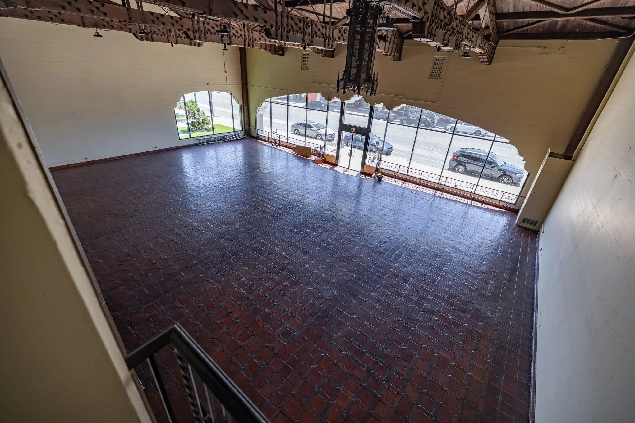  EVENT VENUE WITH ROLL-UP DOOR FOR FILMING AND EVENTS: Pasadena  Pasadena 5,000 SF former car dealership with a kitchen and ballroom, ideal for filming, tv shows, events, activations, and photo shoots.