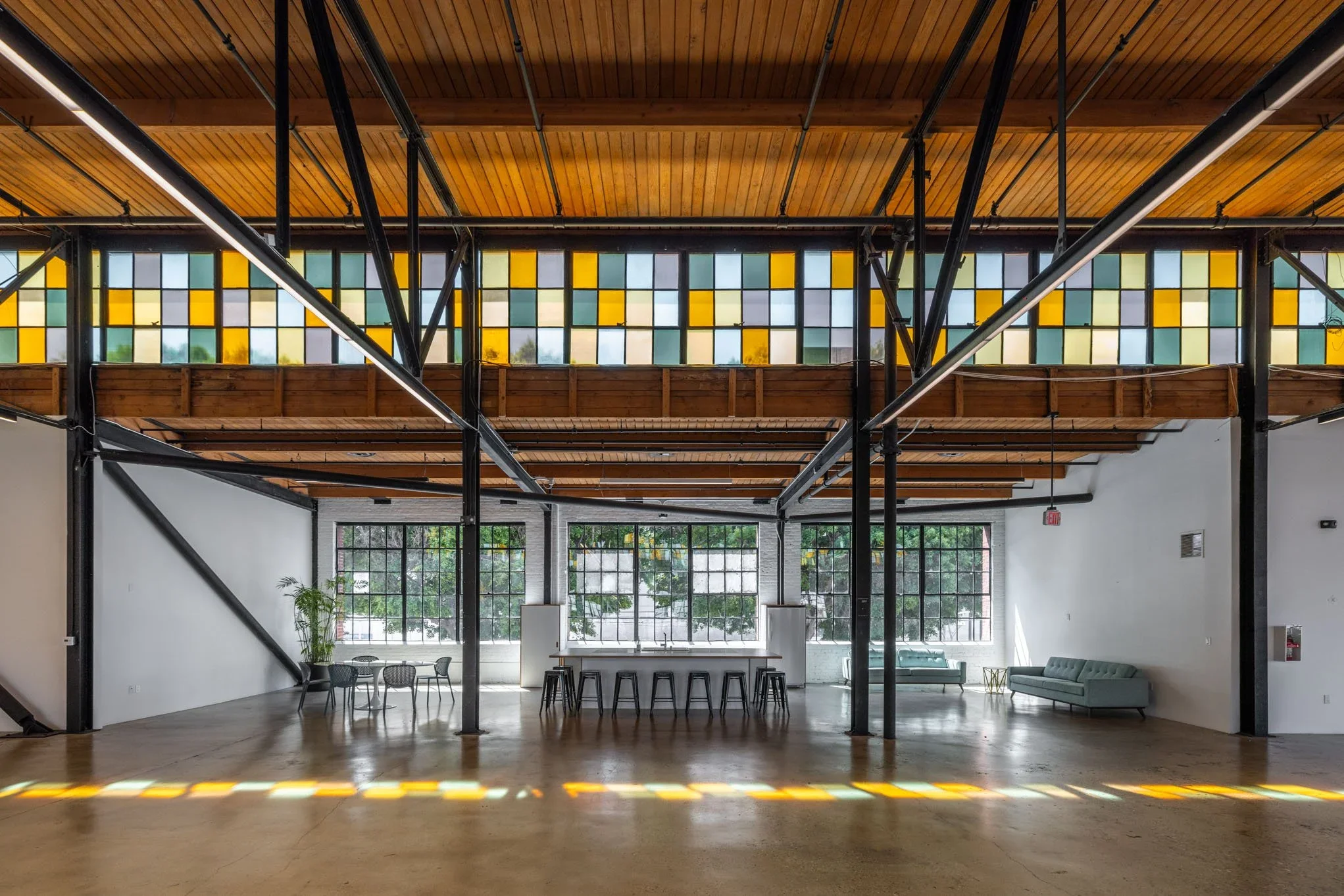  OFFICE WITH  CYCLORAMA FOR PHOTO SHOOTS: Rainbow, Boyle Heights  Rainbow, Boyle Heights studio with cyclorama, ideal for photo shoots, filming, tv shows, and commercials.