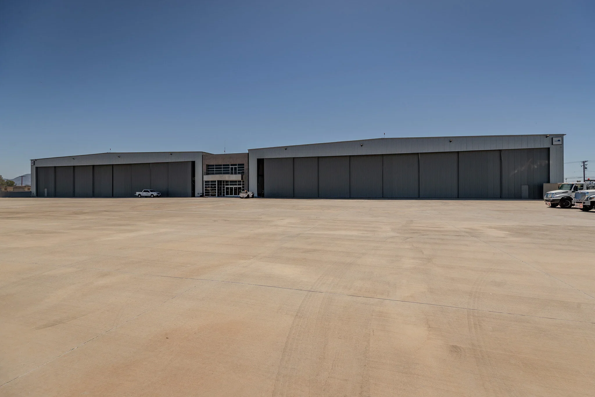  DUAL-HANGARS  FOR PRODUCT LAUNCHES #34: LA Airport  LA Airport dual-hangar compound, ideal for product launches, brand activations, and corporate events, with parking.