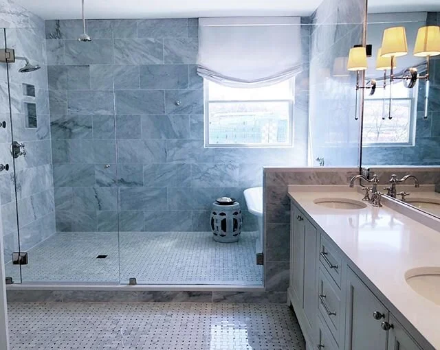 Another AFTER ➡️ BEFORE for you! This town home was transformed for our wonderful clients. Throughout their home we updated, lightened, and brightened! (And reconfigured some key spaces to take advantage of the existing townhome footprint). When clie