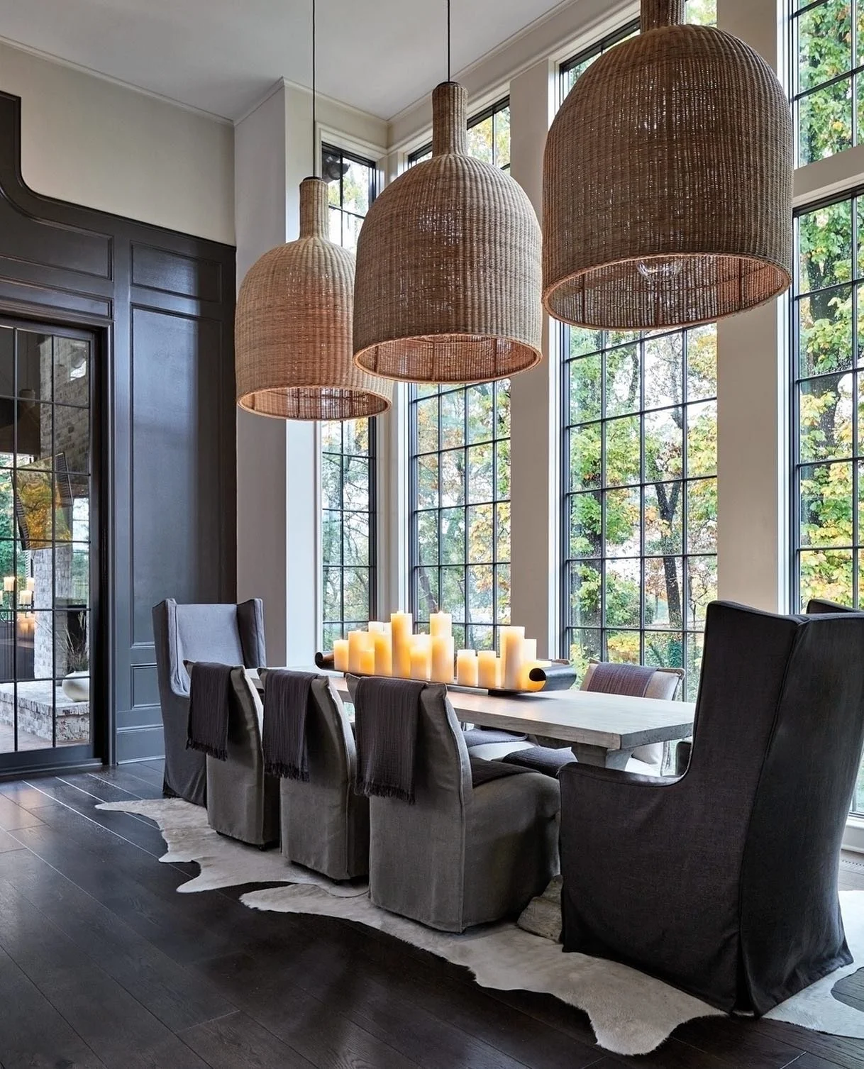 Making a bold statement. #LuxeAtHome @sandow | Photography: @hectormsanchezphoto; Architecture and Interior Design: @laurelhpowell; Builder: @klwconstruction.

#laurelpowelldesigns #architecture + #design
_____⁠
#luxesoutheast #southeastliving #south