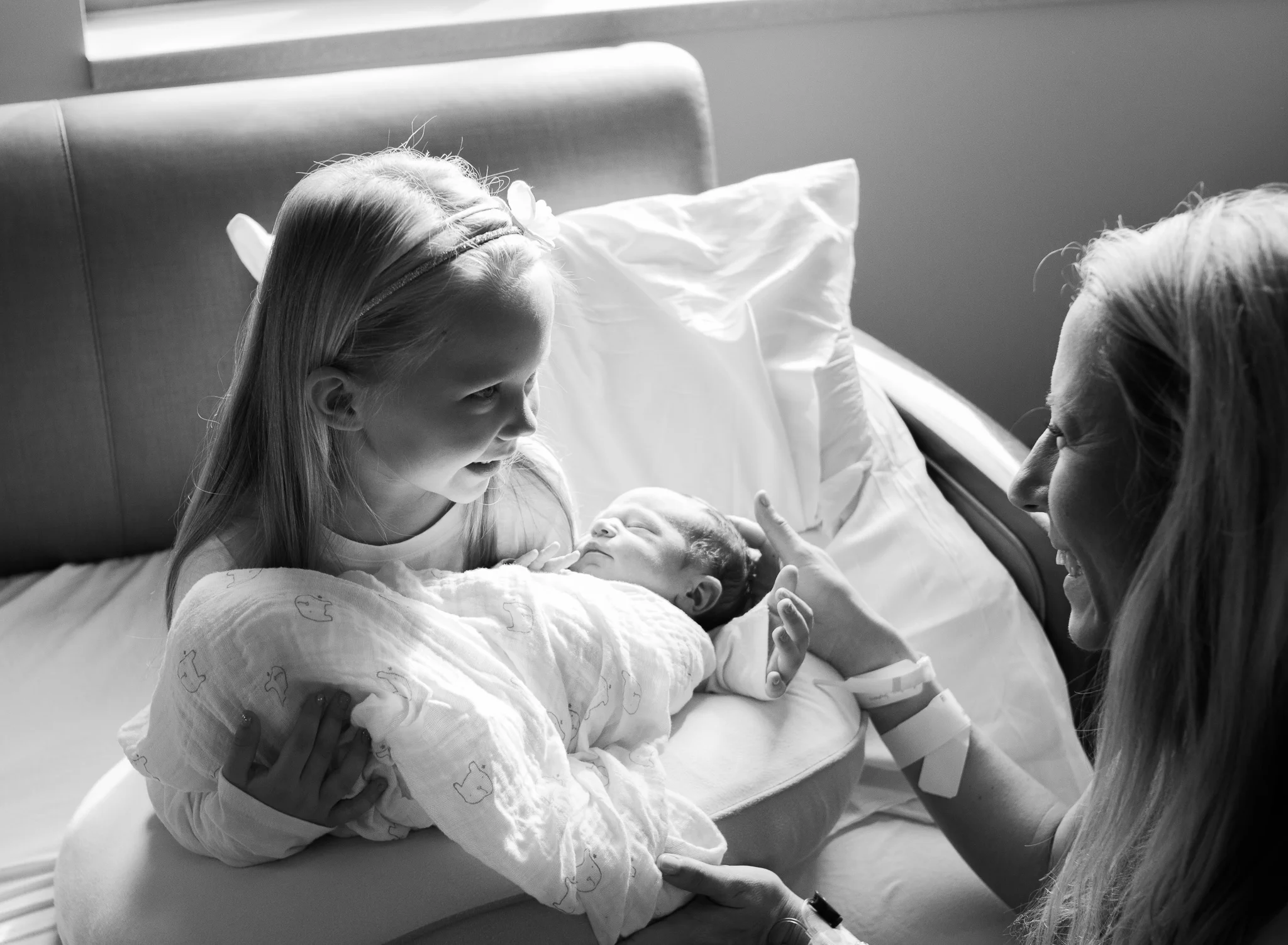 Laurel quickly fell in love with him and it was so amazing to watch her not only show concern for her new brother but for her beautiful momma as well. She was right there to help in anyway she could! Such a sweet big sister!