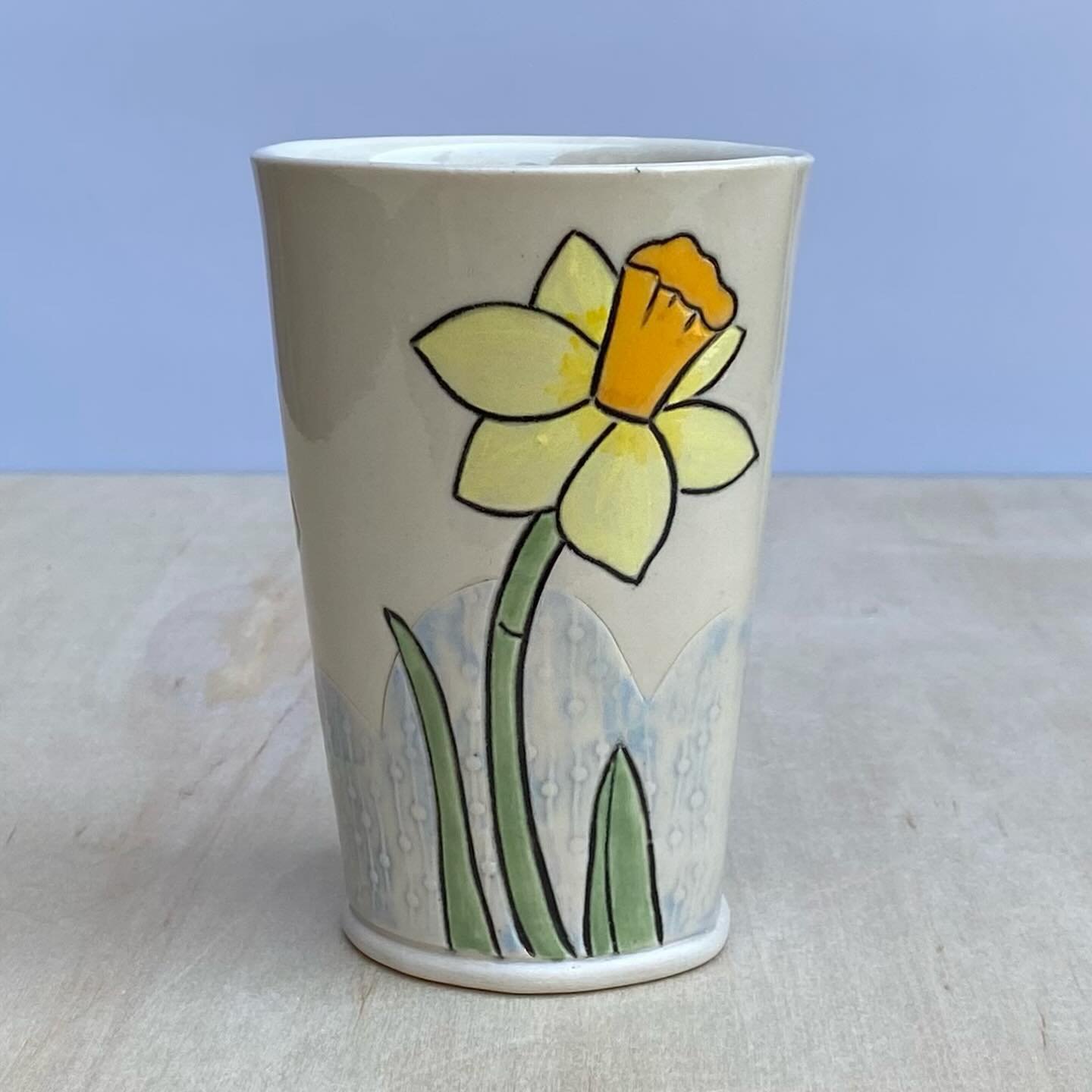 Besides one rogue crocus I saw in a random lawn, daffodils are the big sign of spring in my world. I&rsquo;ll be bringing all the rest of my daffodil pots with me to @tennesseecraft Spring Fair the first weekend in May. 
Come out and get yourself som