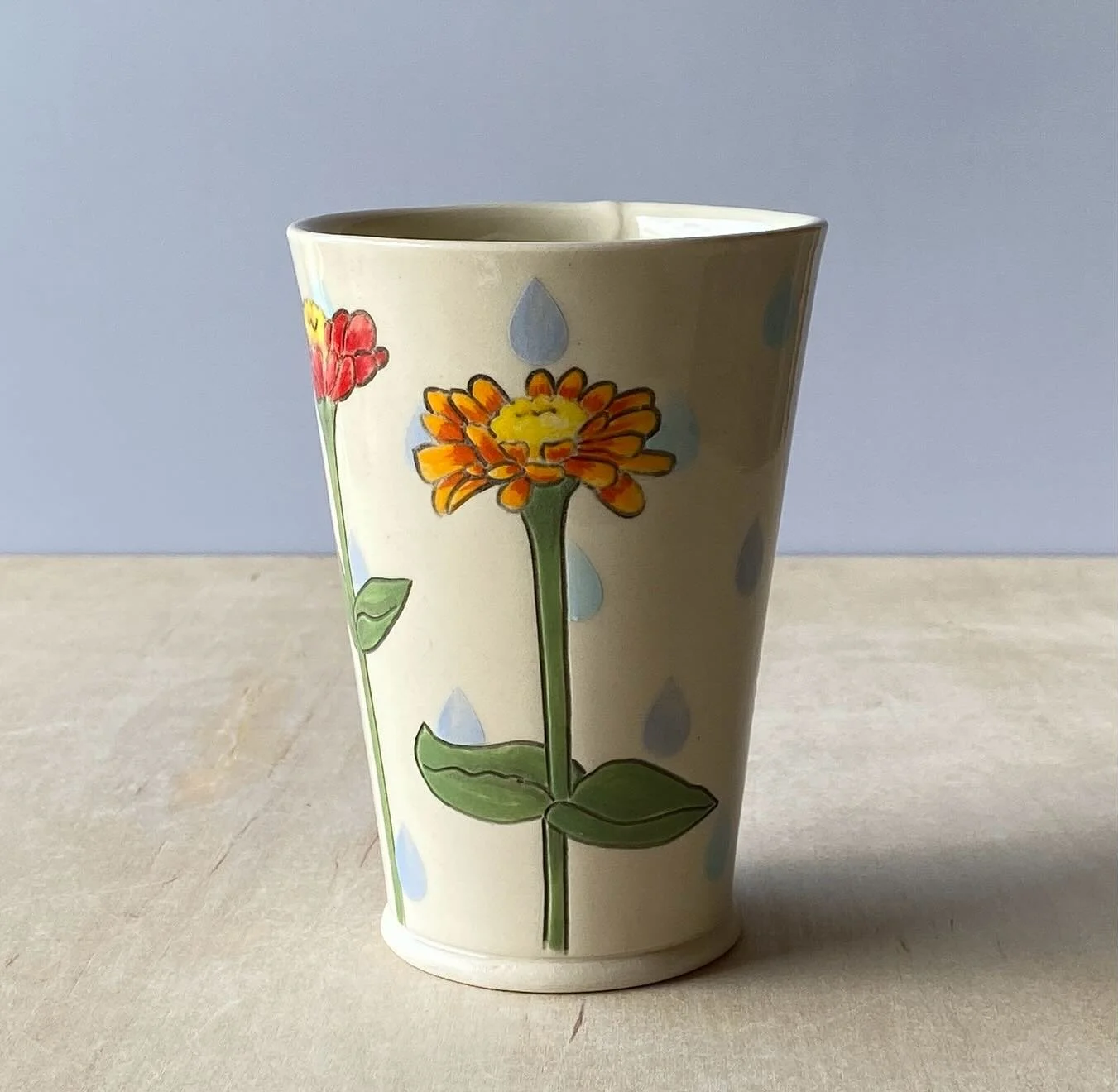 The zinnias in my little porch garden are winding down now, but my pots are always in bloom. ❤️
I&rsquo;m working on more of these zinnia tumblers for my next event, @whiteoaktn September 13-14. 
.
.
.
.
.
.
.
.
.
#slabpottery #inspiredbynature #hand