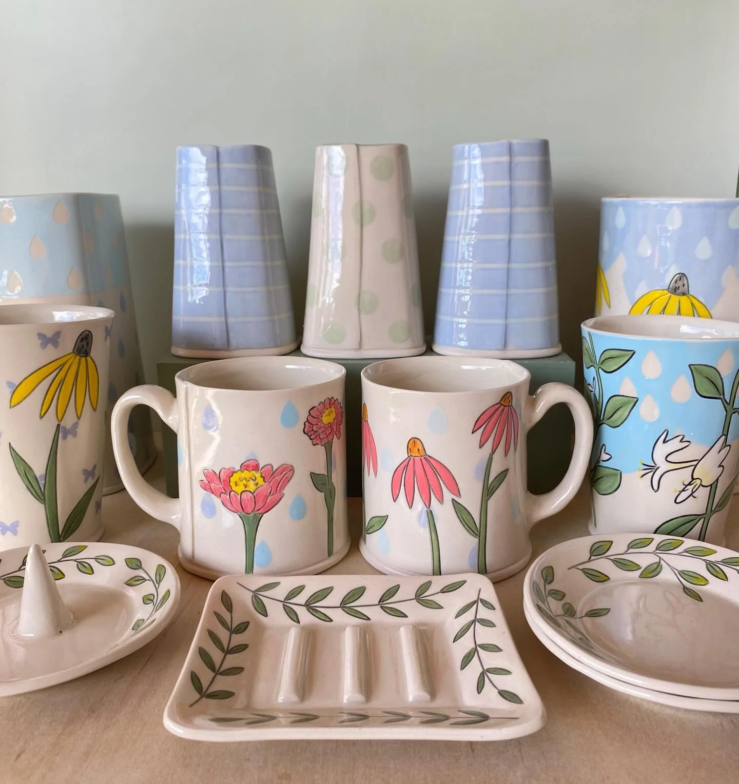 The Holiday Studio Sale is next weekend! 🎁
Saturday, December 6th from 10am to 3pm in Readyville, TN. 
Shop small for joyful ceramics, handmade soaps and candles from 312 Chic, and perhaps even a little live weaving! 
I hope to see you there! 
.
.
.