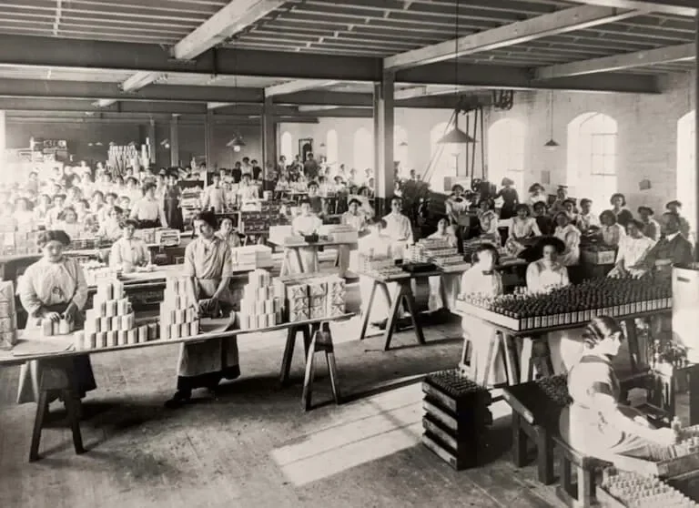 Female-workers-at-the-Silk-Mill-1908-768x558.webp