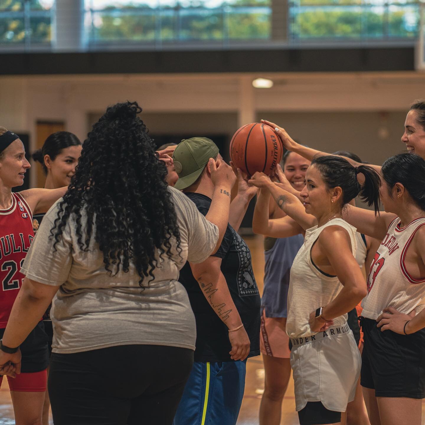 📣Big announcement! We are now offering beginner/intermediate basketball training with coaches @asegovi__ &amp; @rachael_brucks!

Repost from our coaches:
Super excited to announce the next level in @womenssportschi basketball training: Beg/Intermedi