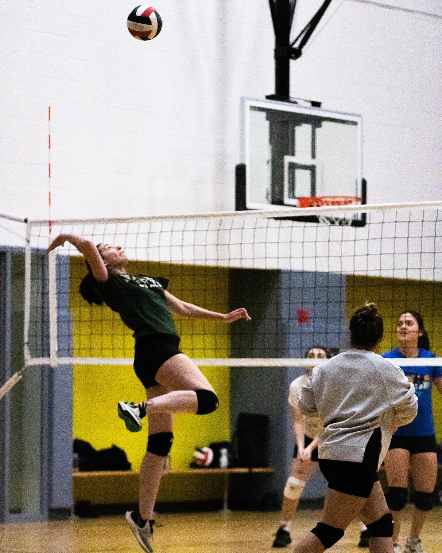 Join us on the court for our Advanced &amp; Intermediate spring 🏐 leagues!

INTERMEDIATE:
&bull; Runs every Thursday, beginning April 13th- June 1st. 
&bull; Registrations close April 11th

ADVANCED:
&bull; Runs every Saturday, beginning April 15th-