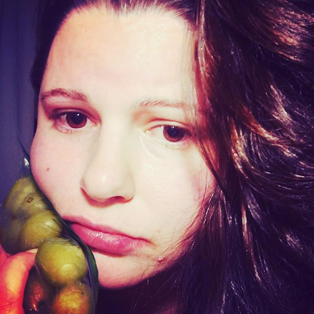 #toothache #butmyhairlooksgood #nomakeup #accessorizingwithfrozengrapes