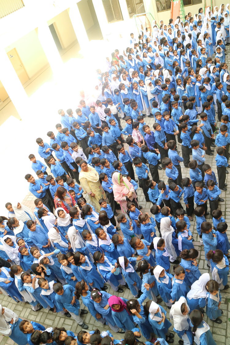  Students gather for the library opening ceremony. 