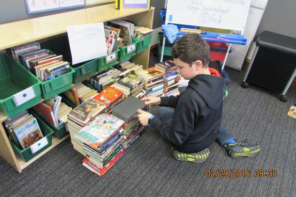  Student volunteers in Virginia collect books. 