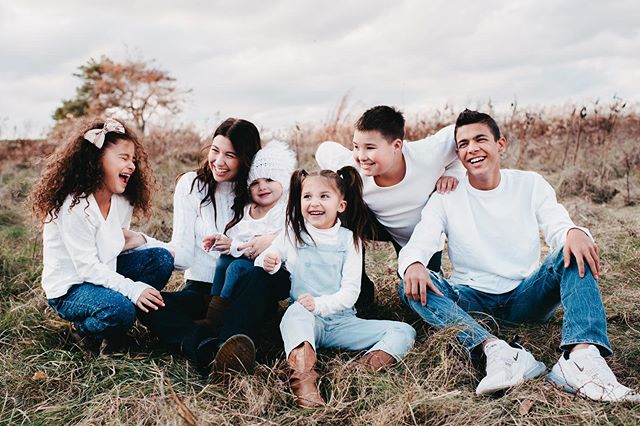 This photo is brought to you by 63 degrees in November, and v. admirable parenting. 💙 .
.
.
.

#pittsburghphotographer #pittsburghpa #steelcity #pgh #412 #family #familytime #familyportraits #siblings #naturallight #beautifulday #nikond750 #nikon #b