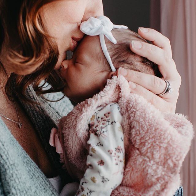 Pink. 🎀 .
.
.
.
#mom #girlmom #itsagirl #babynumber2 #babysister #secondchild #nikond750 #naturallight #steelcity #pittsburgh #412 #pgh #pink #pittsburghphotographers #family #kiss #babiesofinstagram #justborn #newborn #bows #mommyandme #photographe