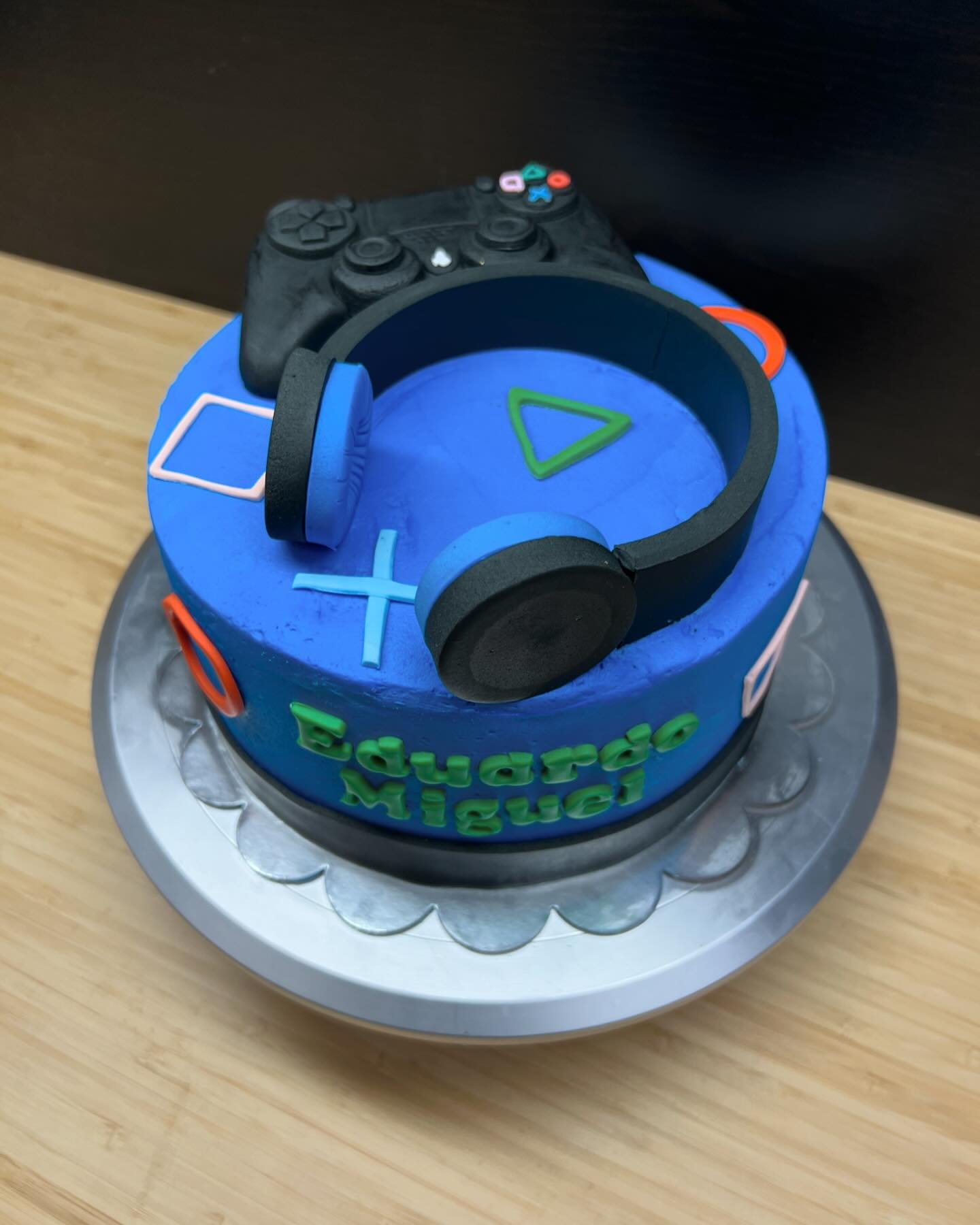 Happy Monday! Check out this awesome gamer cake we did recently! We love making cool cakes for y&rsquo;all 🎮👾🎂 #johnsonvillecakes #wacotexas #wacotx #wacocakes #mcgregortexas #mcgregortx #gamercake #birthdaycakesofwaco #birthdaycakesofmcgregor #vi