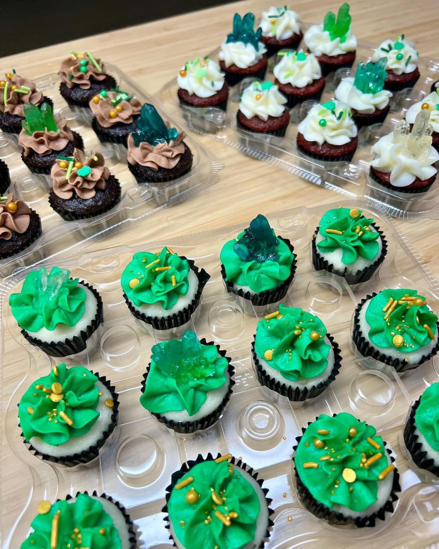 Some up close and personal photos of beautiful gem cupcakes we did for @gallery11crystals a few weeks back! Edible teal, green and crystal gem toppers really pulled these together.

 #johnsonvillecakes #crystalcupcakes #wacocrystals #cakesofwacotexas