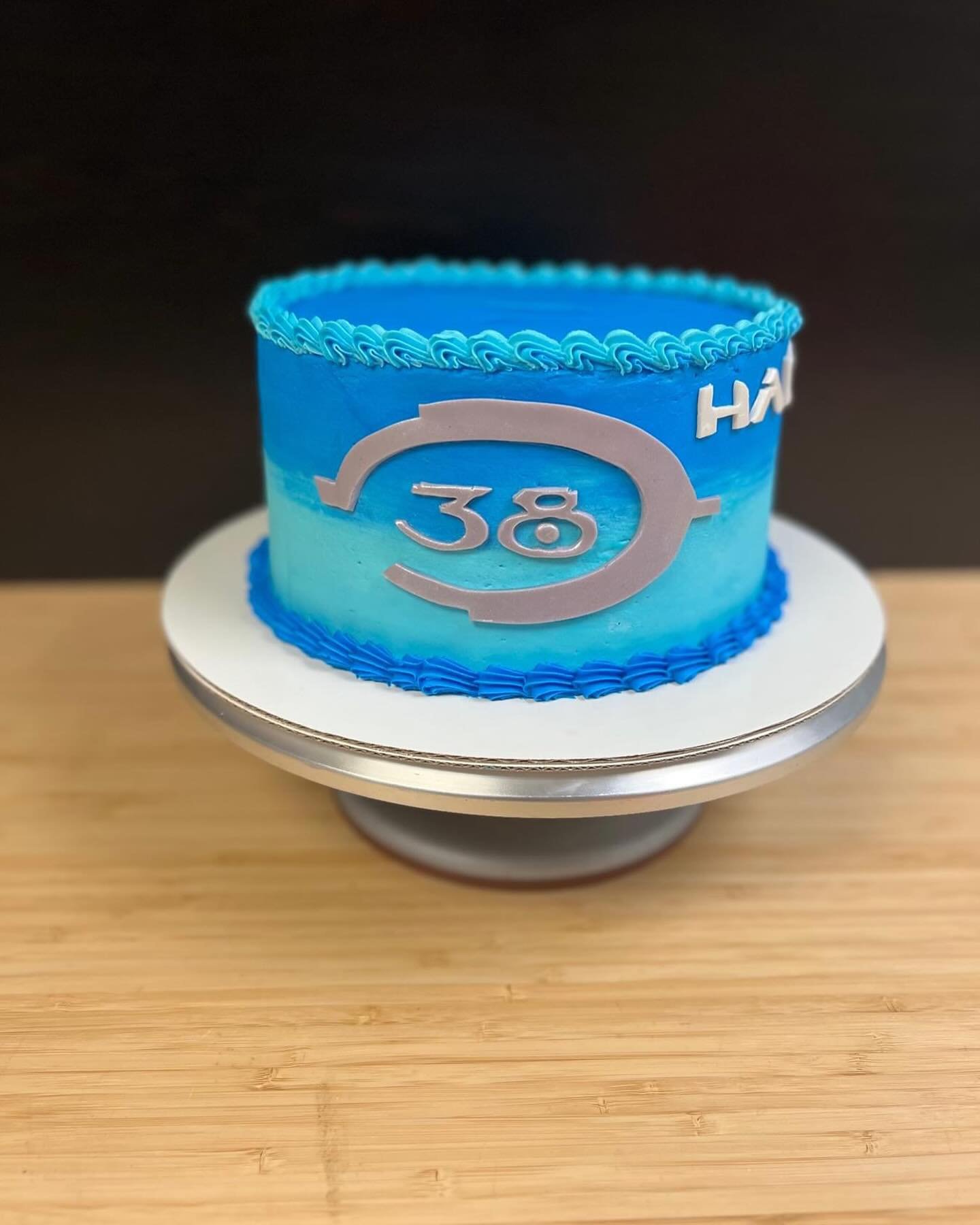 Boy did that topper juuuuuuuuuust fit, huh?! 🤣  This one goes out to the Halo fans out there. We are big gamers in this house so we always love when a game theme cake comes our way. Special thanks to this loyal customer for always getting her family