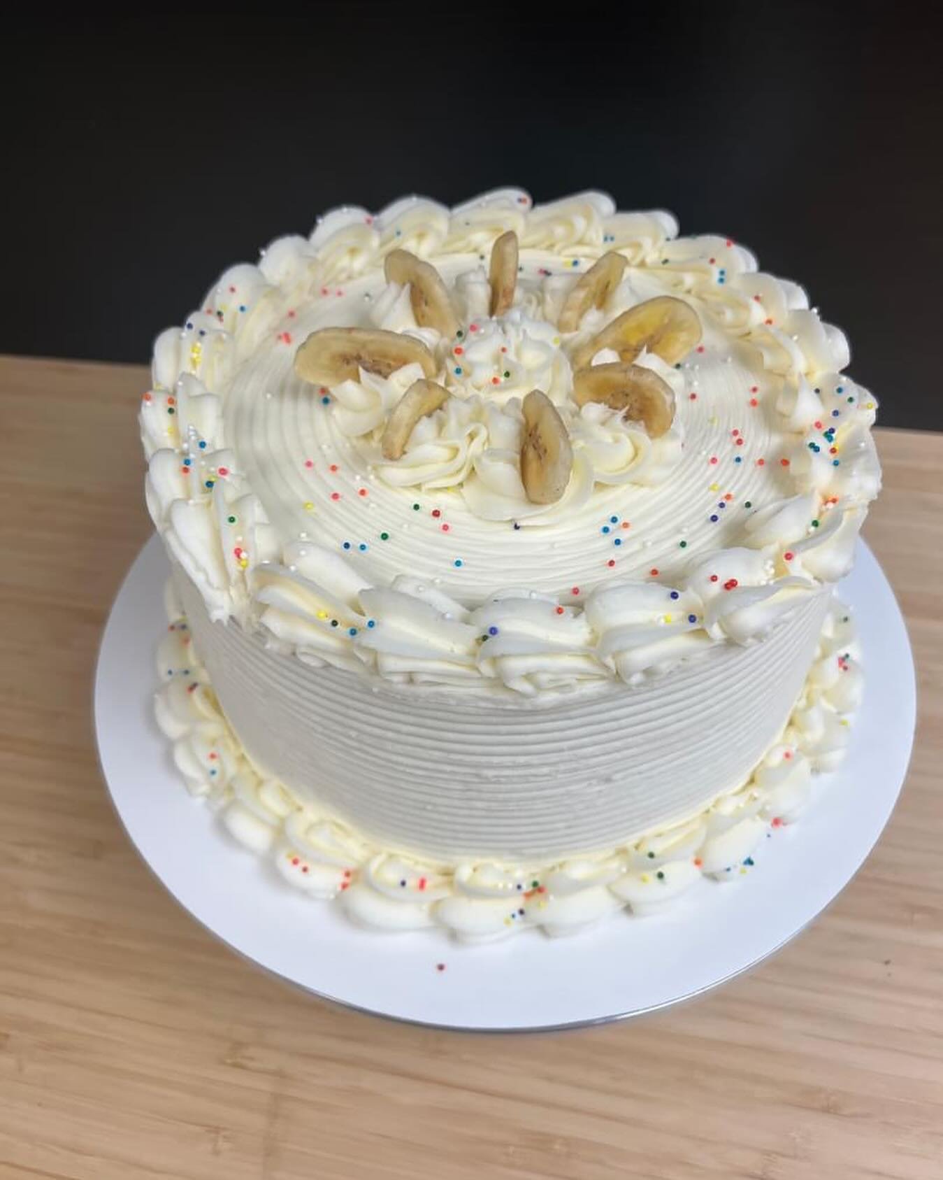 Banana cream cake?? Yes, please! Cream cheese frosting just makes everything better, doesn&rsquo;t it? 

 #johnsonvillecakes #birthdaycakesofwaco #cakesofwaco #wacocakes #cakesofmcgregor #cakesofmcgregortexas #cakesofwacotexas #birthdaycakesfordad