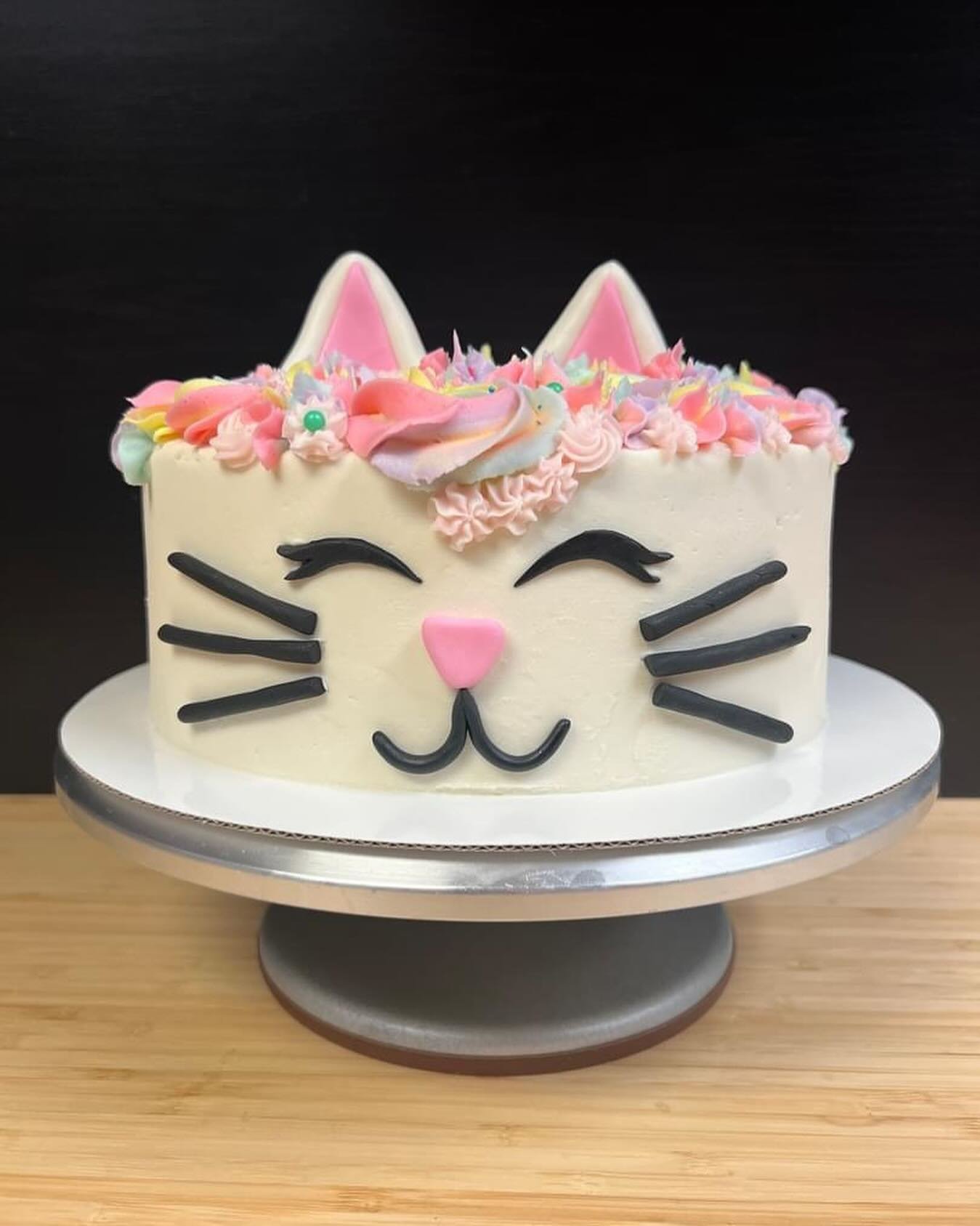 We love this sweet kitty cat cake! The inside was a fun blueberry muffin flavor. We just love when kids have unique requests 😸

 #johnsonvillecakes #wacocakes #birthdaycakesofwaco #cakesofwacotexas #cakesofwaco #cakesofmcgregor #cakesofmcgregortexas