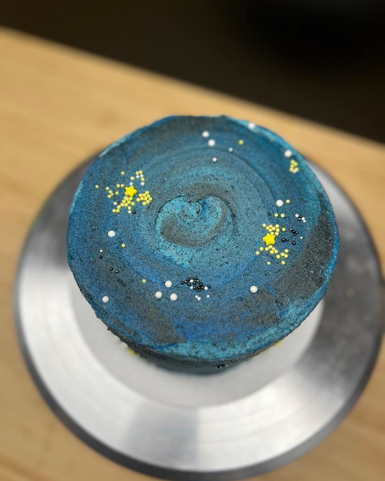 Minimalist Starry Night cake to celebrate a special birthday with a tasty oreo icing ⭐️💫 

 #johnsonvillecakes #cakesofwacotexas #cakesofmcgregortexas #cakesofwaco #birthdaycakesofwaco #cakesofmcgregor #wacocakes #littledetails