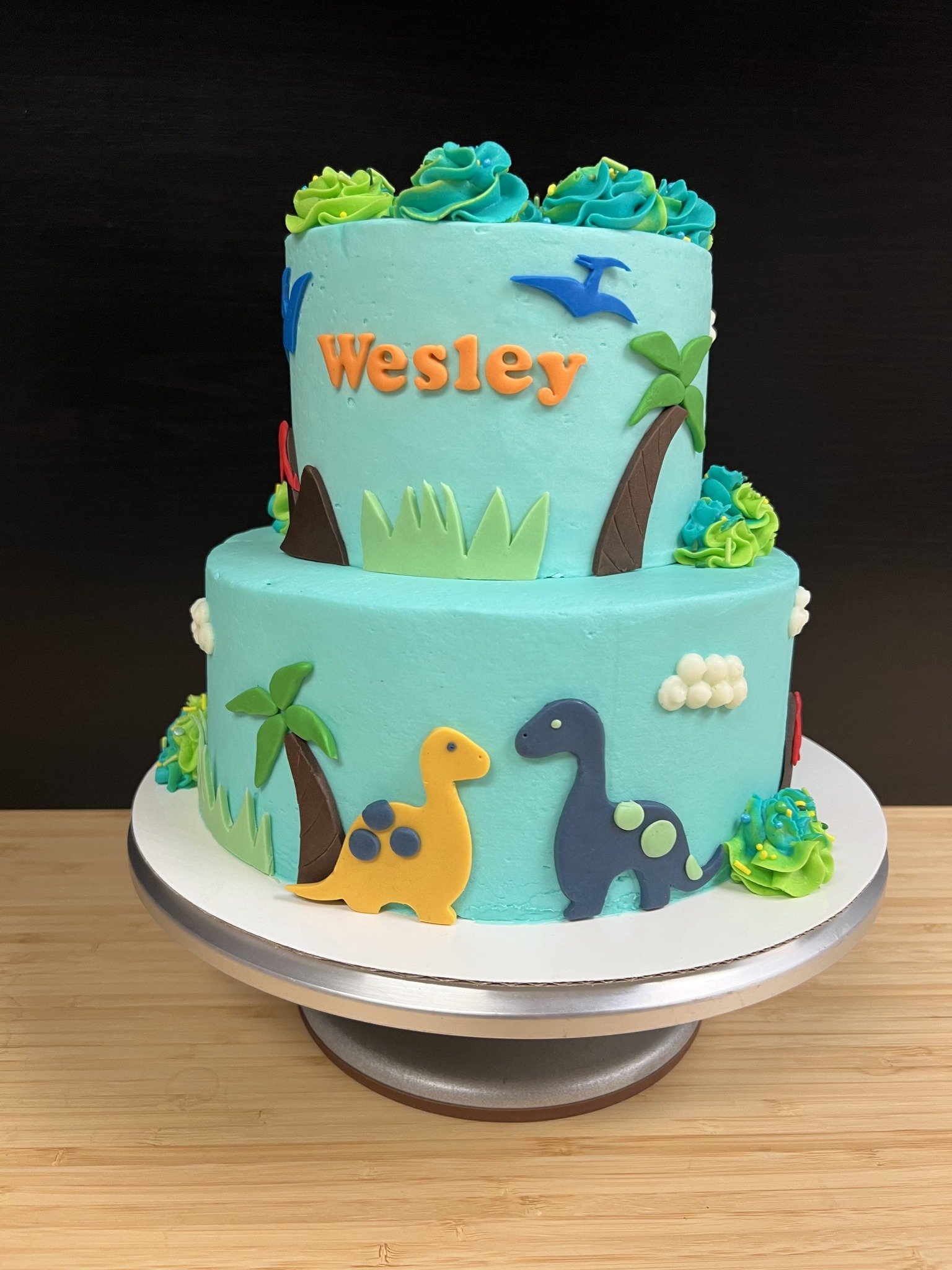 We love this dino cake we got to make for a sweet kiddo! Always a fun theme 🦖🦕

 #johnsonvillecakes #cakesofwacotexas #cakesofmcgregortexas #cakesofwaco #birthdaycakesofwaco #cakesofmcgregor #wacocakes #cakesoflorena #dinosaurcake