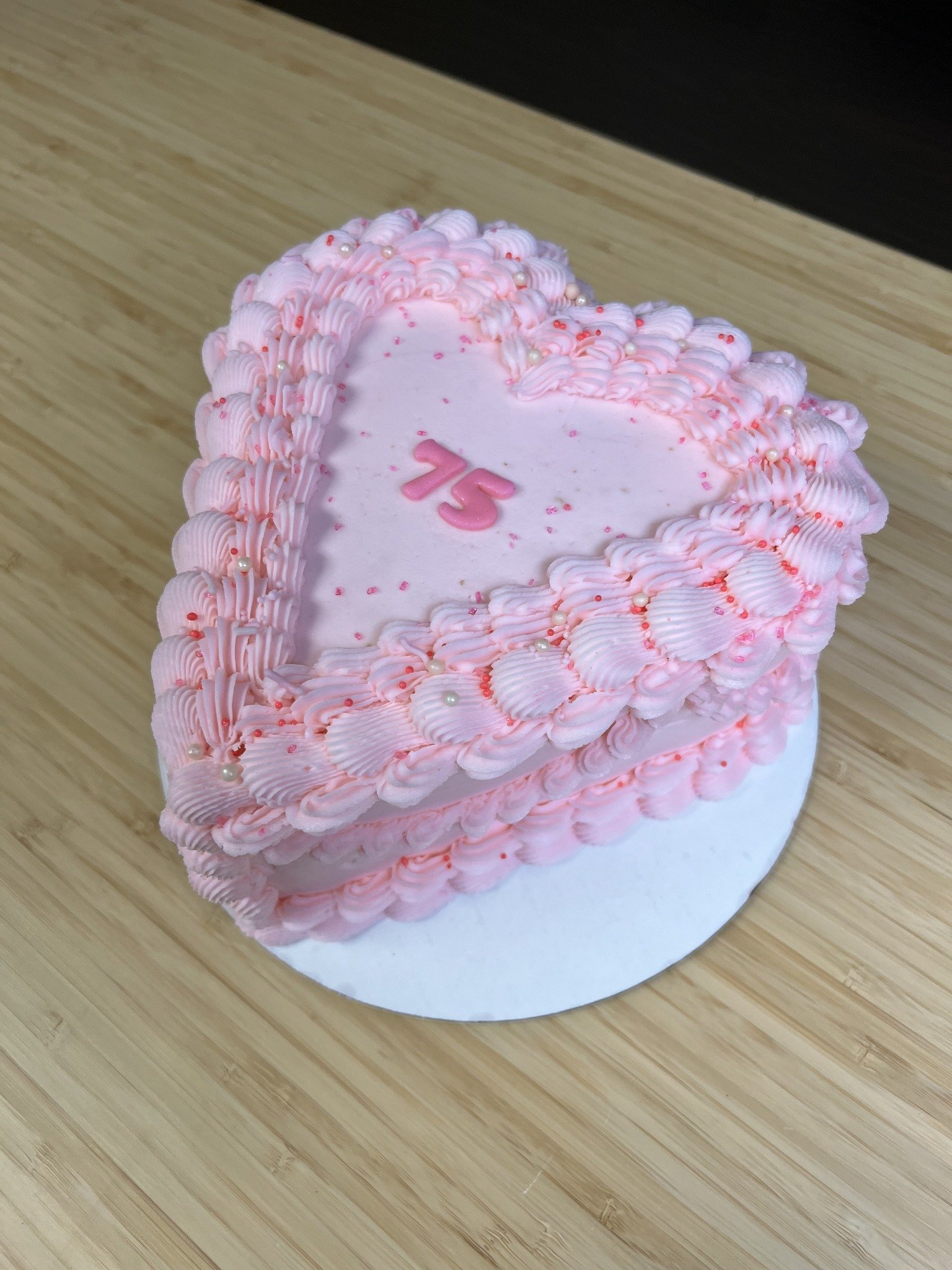 A little frilly for your Friday! 
Message us for all of your cake and cupcake needs!

 #johnsonvillecakes #cakesofwacotexas #cakesofmcgregortexas #cakesofwaco #birthdaycakesofwaco #cakesofmcgregor #wacocakes #heartcakesofwaco #heartcake