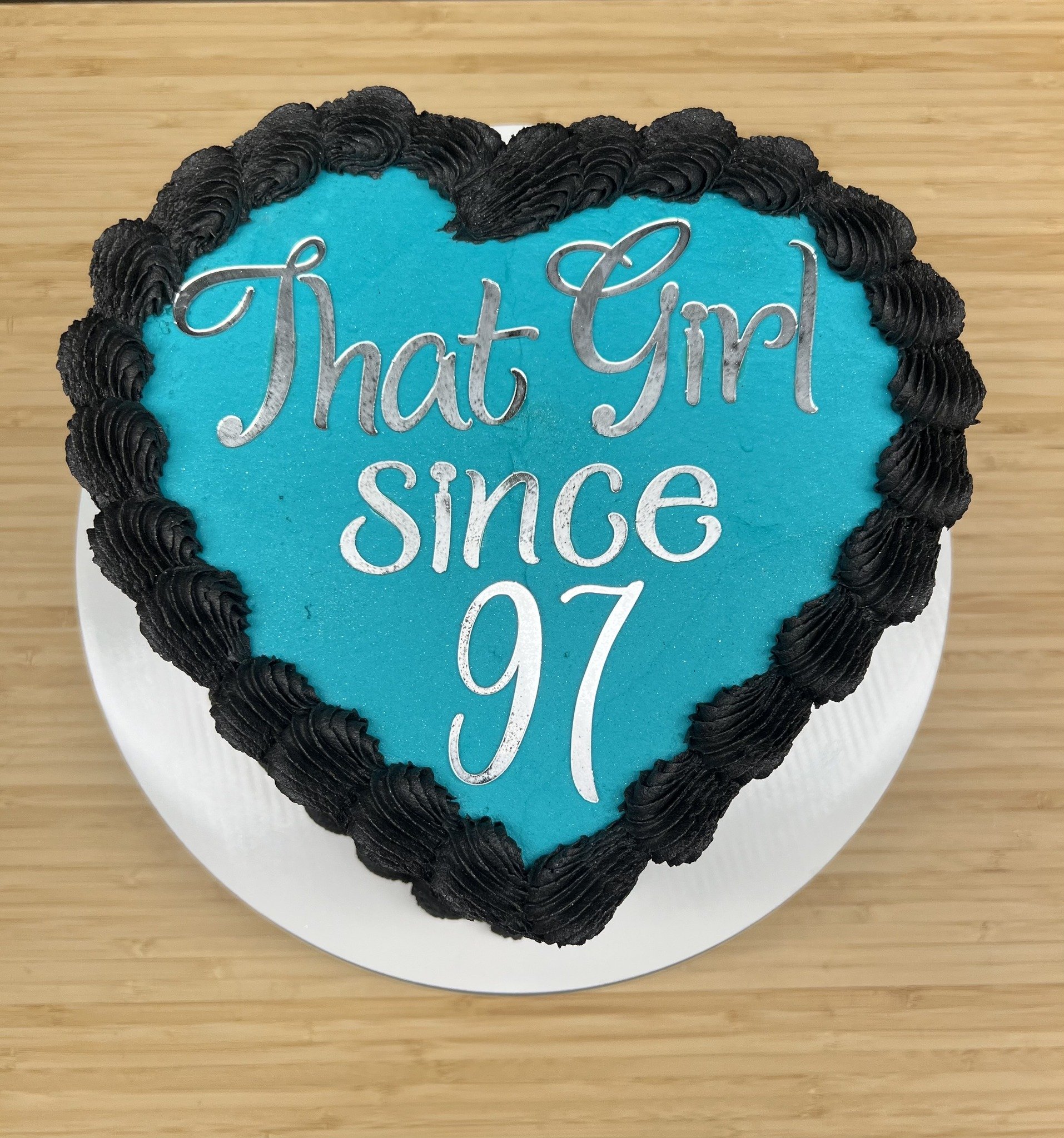 Happy Monday! We love the bold contrast between this gorgeous teal and the black icing. So fun! Message us for all of your cake and cupcake needs!

 #johnsonvillecakes #cakesofwacotexas #cakesofmcgregortexas #cakesofwaco #birthdaycakesofwaco #cakesof