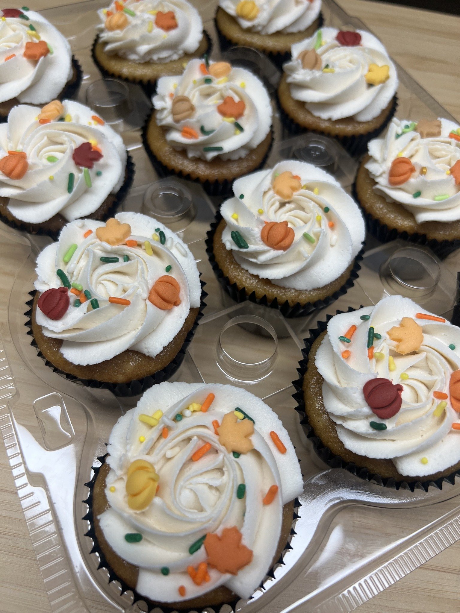 We love the tiny fondant decor on these autumn beauties. Little pumpkins and leaves in a beautiful assortment of fall colors are sure to catch the eyes of your guests. Message us for all of your cake and cupcake needs!

 #johnsonvillecakes #cakesofwa