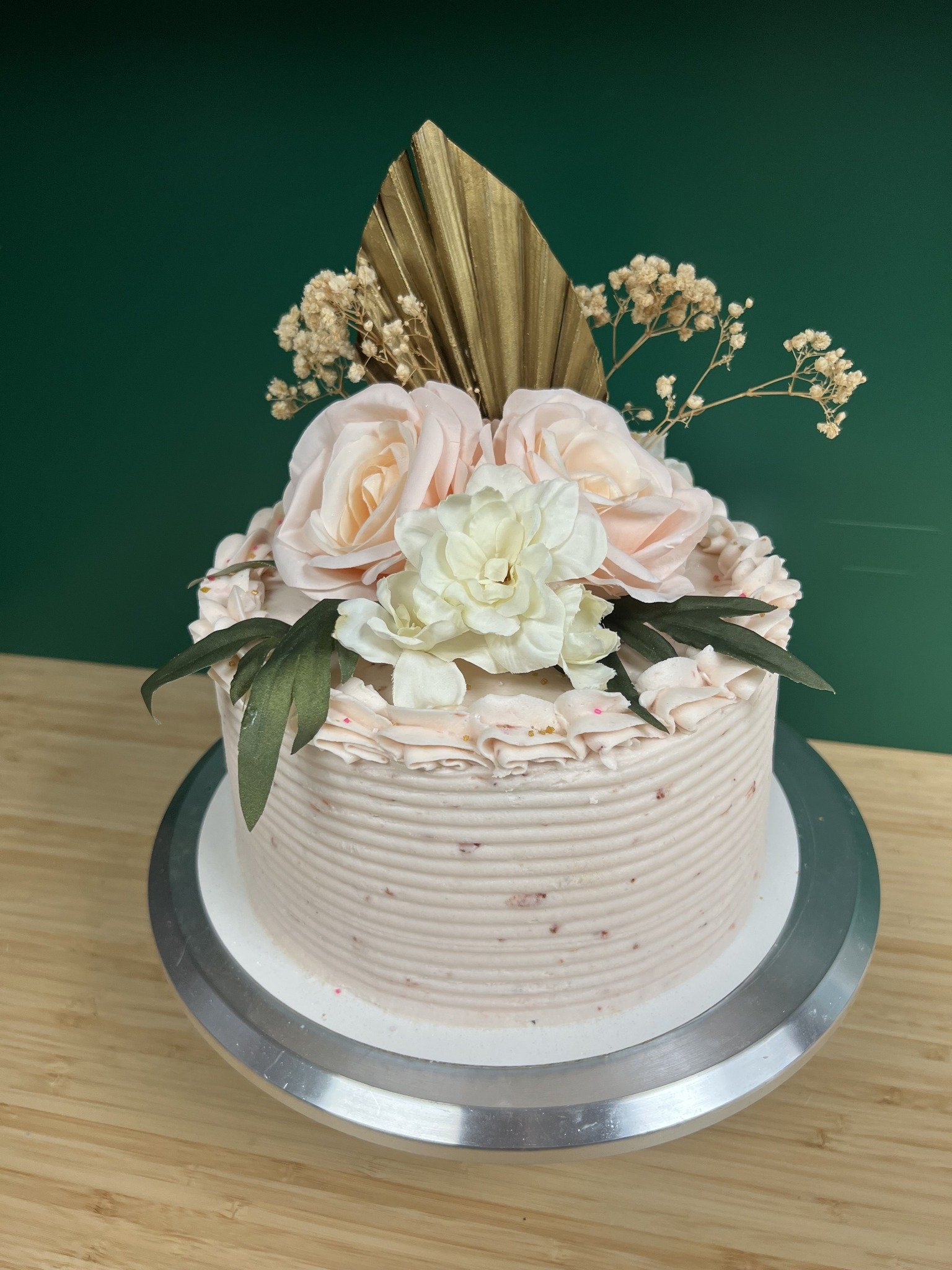 Happy Friday! We hope your weekend is as beautiful as this cake is!
Message us for all of your cake and cupcake needs 🎂🧁

 #johnsonvillecakes #cakesofwacotexas #cakesofmcgregortexas #cakesofwaco #birthdaycakesofwaco #cakesofmcgregor #wacocakes #wac